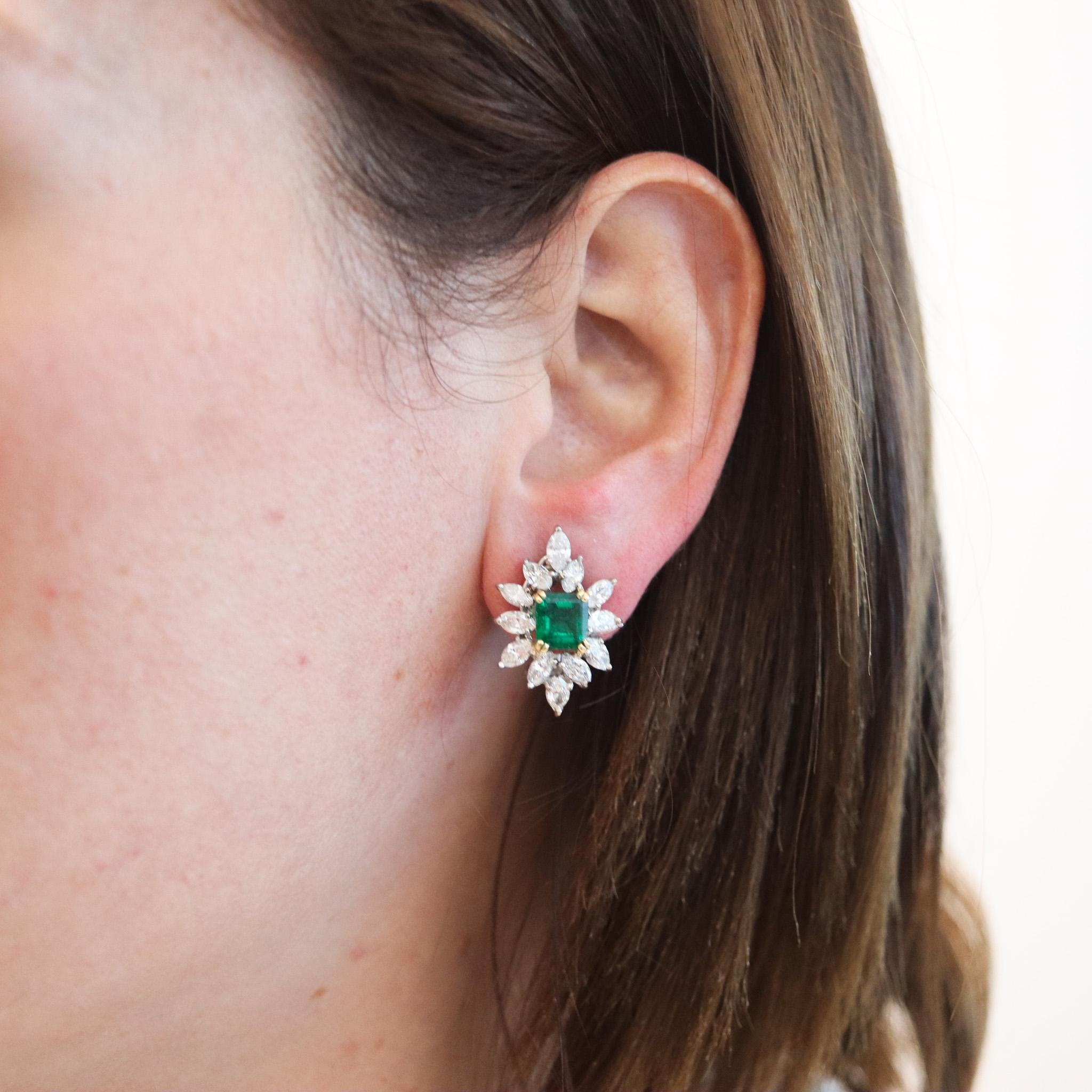 Women's Classic Cluster Earrings In 18Kt Gold With 7.78 Carats In Diamonds And Emeralds For Sale