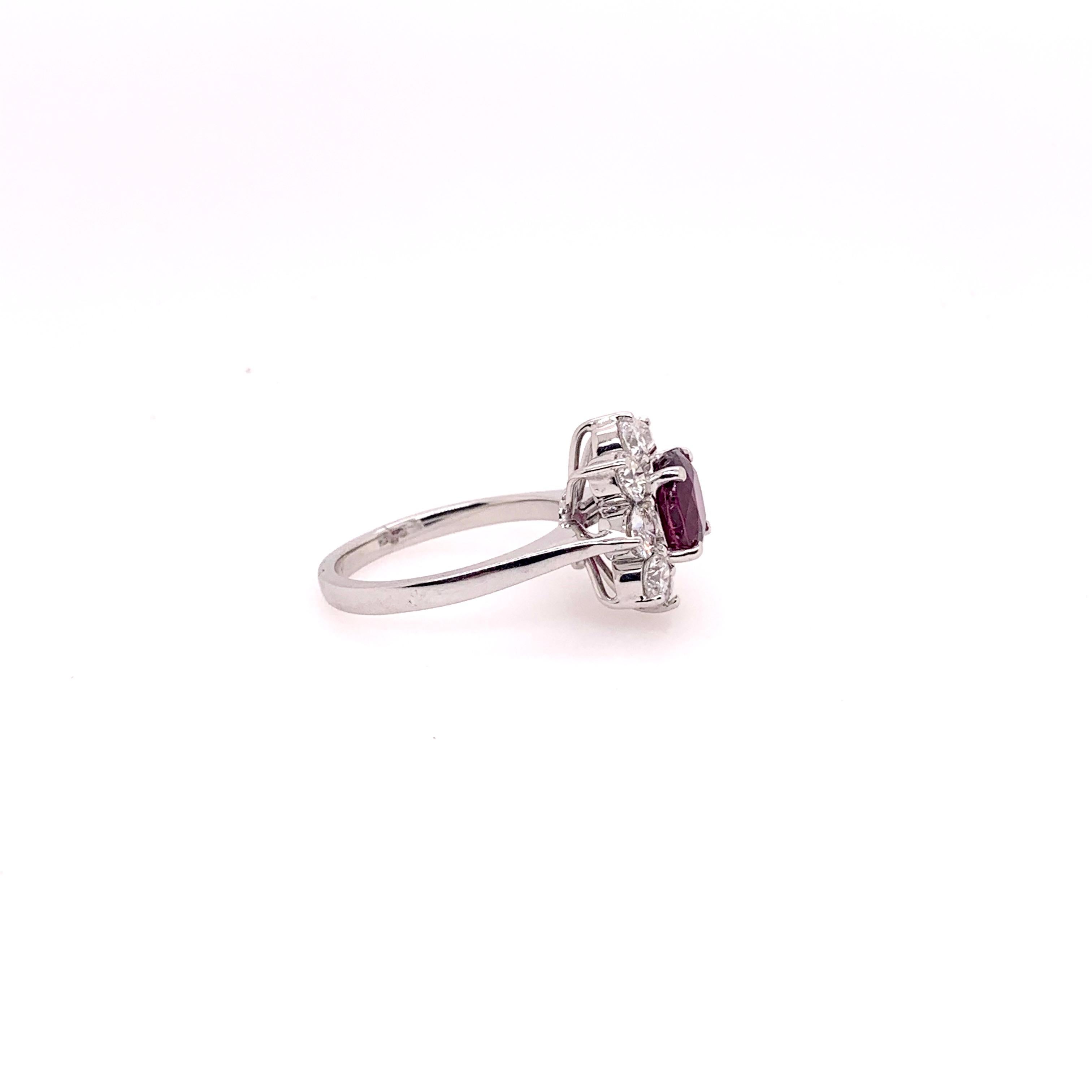 Klassischer Cocktail-Diamantring mit GIA-zertifiziertem Thailand-Rubin (Kissenschliff)
