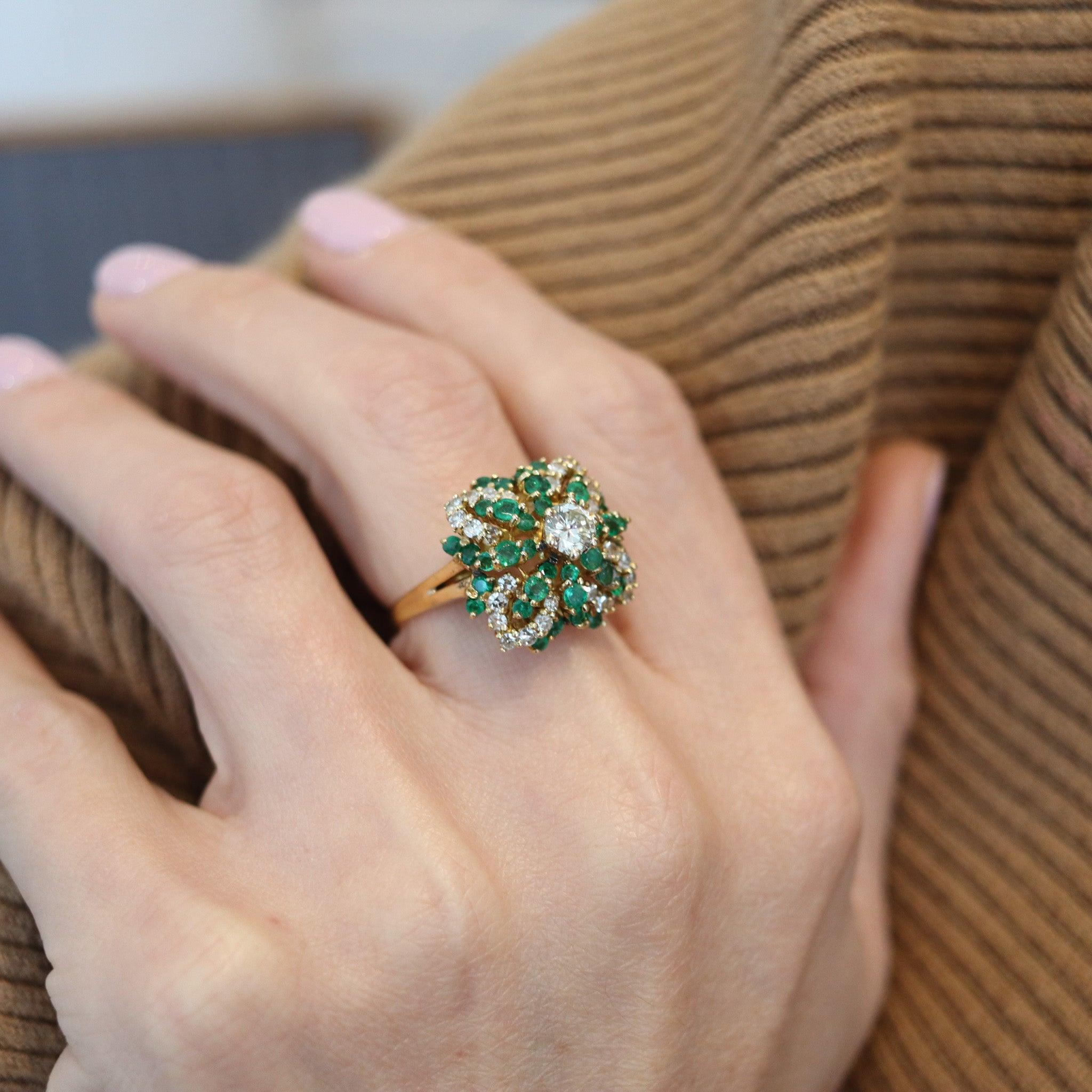 Un anillo de cóctel clásico con diamantes y esmeraldas.

Se trata de un anillo de cóctel muy bonito y colorido, creado en Italia en la década de 1970. El anillo se ha elaborado en forma de racimo en oro amarillo macizo de 18 quilates con acabado muy