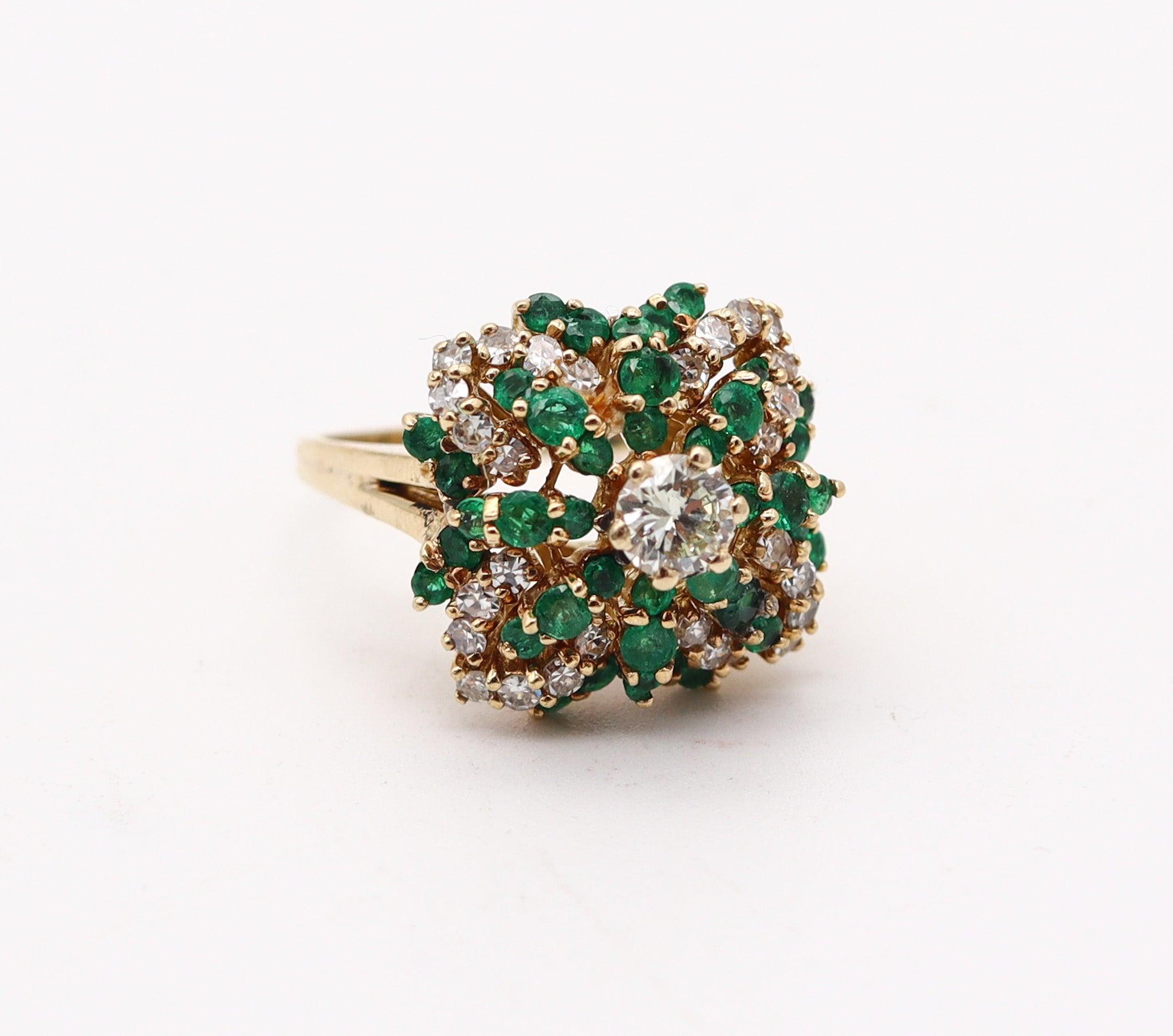 sortija de cóctel clásica de oro de 18 quilates con diamantes de 2,30 quilates y esmeraldas colombianas Modernista en venta