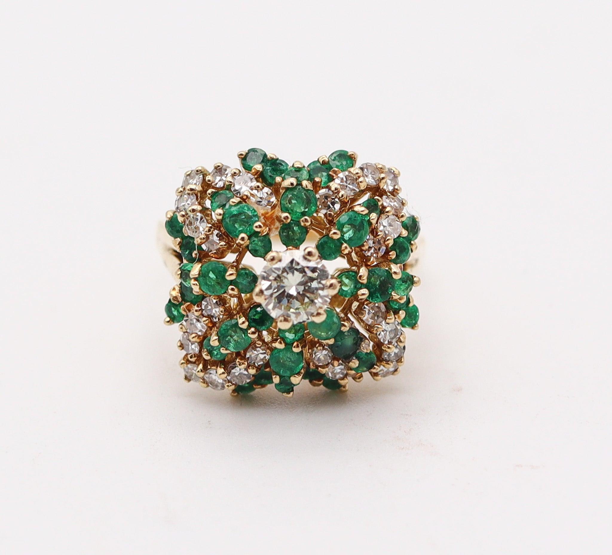 sortija de cóctel clásica de oro de 18 quilates con diamantes de 2,30 quilates y esmeraldas colombianas Corte brillante en venta
