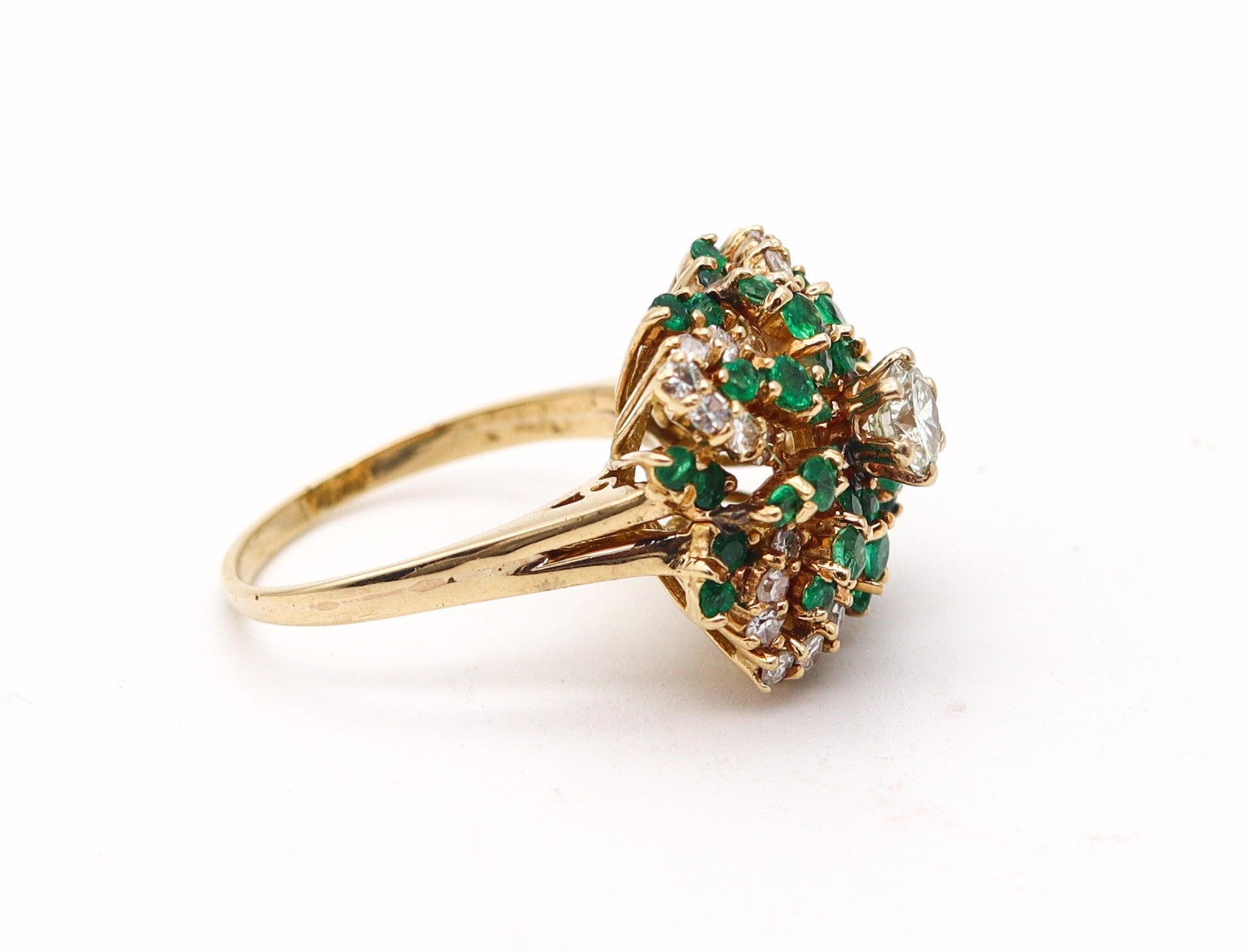 sortija de cóctel clásica de oro de 18 quilates con diamantes de 2,30 quilates y esmeraldas colombianas en Bueno estado para la venta en Miami, FL