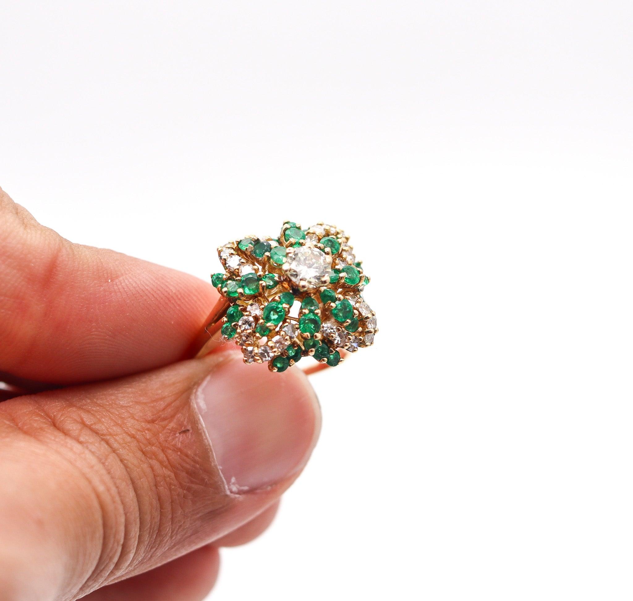 Anello Cocktail CLASSICO in oro 18Kt con 2,30 Ctw di diamanti e smeraldi colombiani in vendita 1