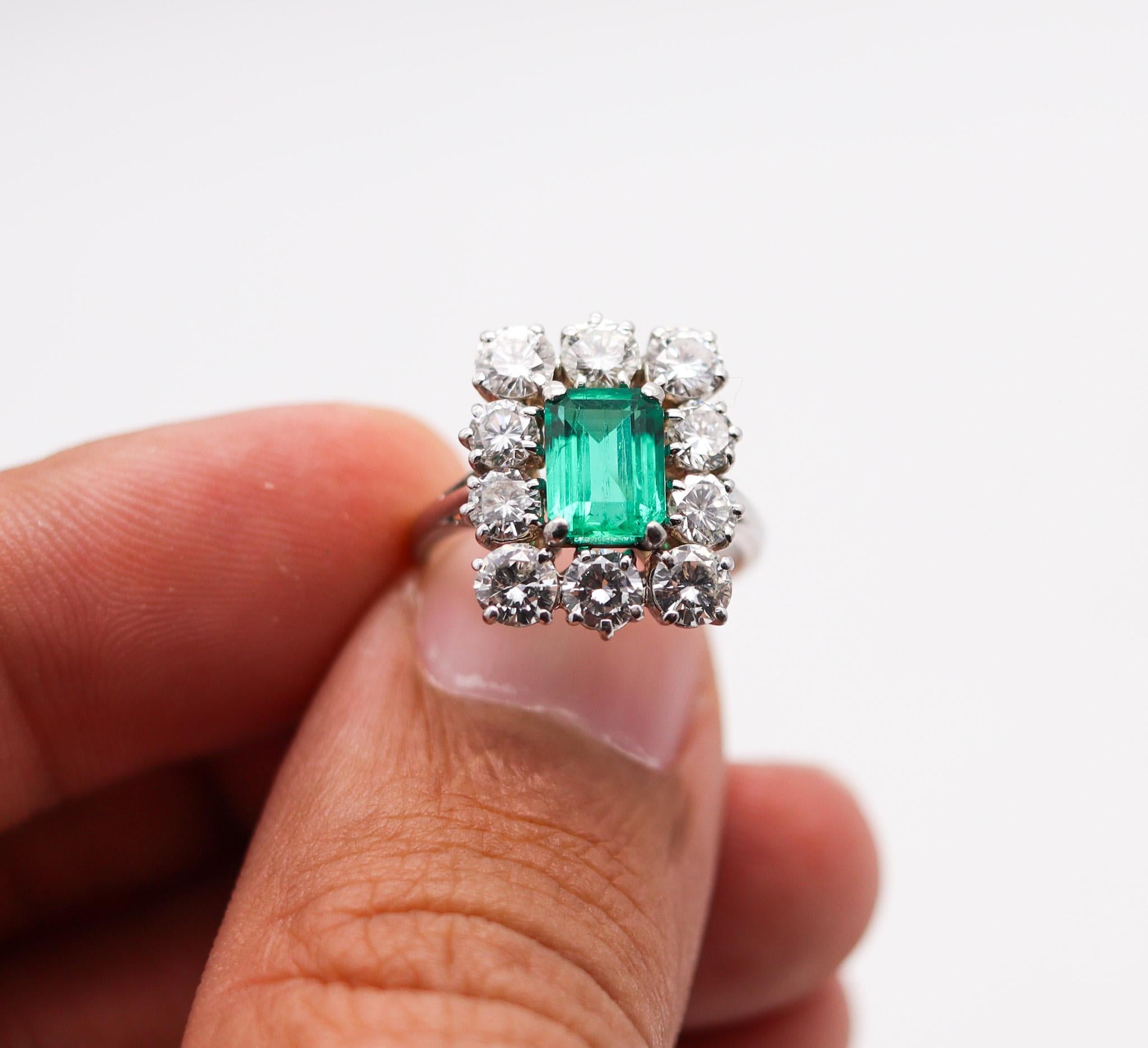 Classic Cocktail Ring in 18kt White Gold with 3.72 ctw in Diamonds & GIA Emerald In Excellent Condition For Sale In Miami, FL