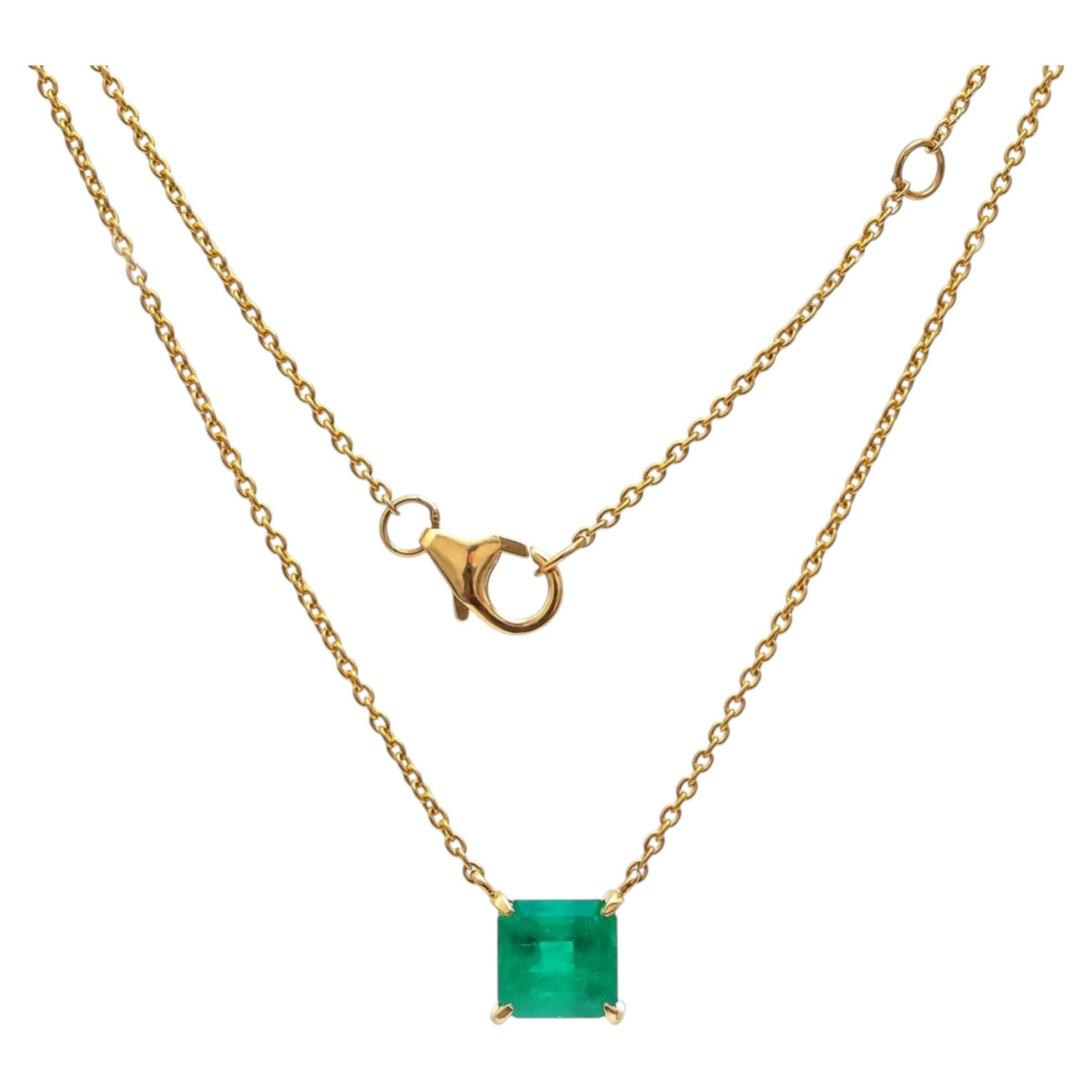 Collar solitario clásico colombiano con esmeralda y oro amarillo de 18 quilates