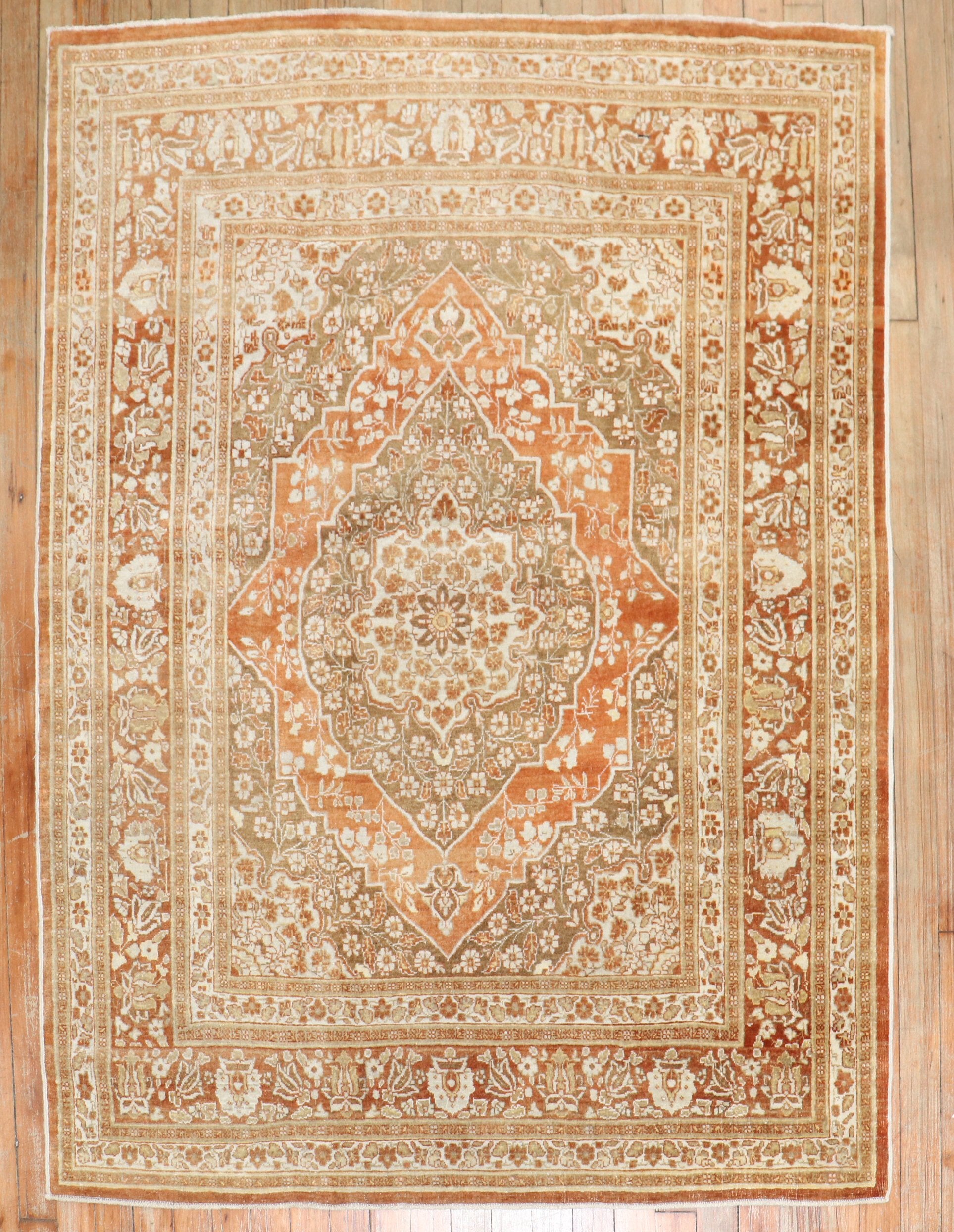 Tapis persan Tabriz antique de 1910 en mandarine et brun

Mesures : 4' x 5'5''.

