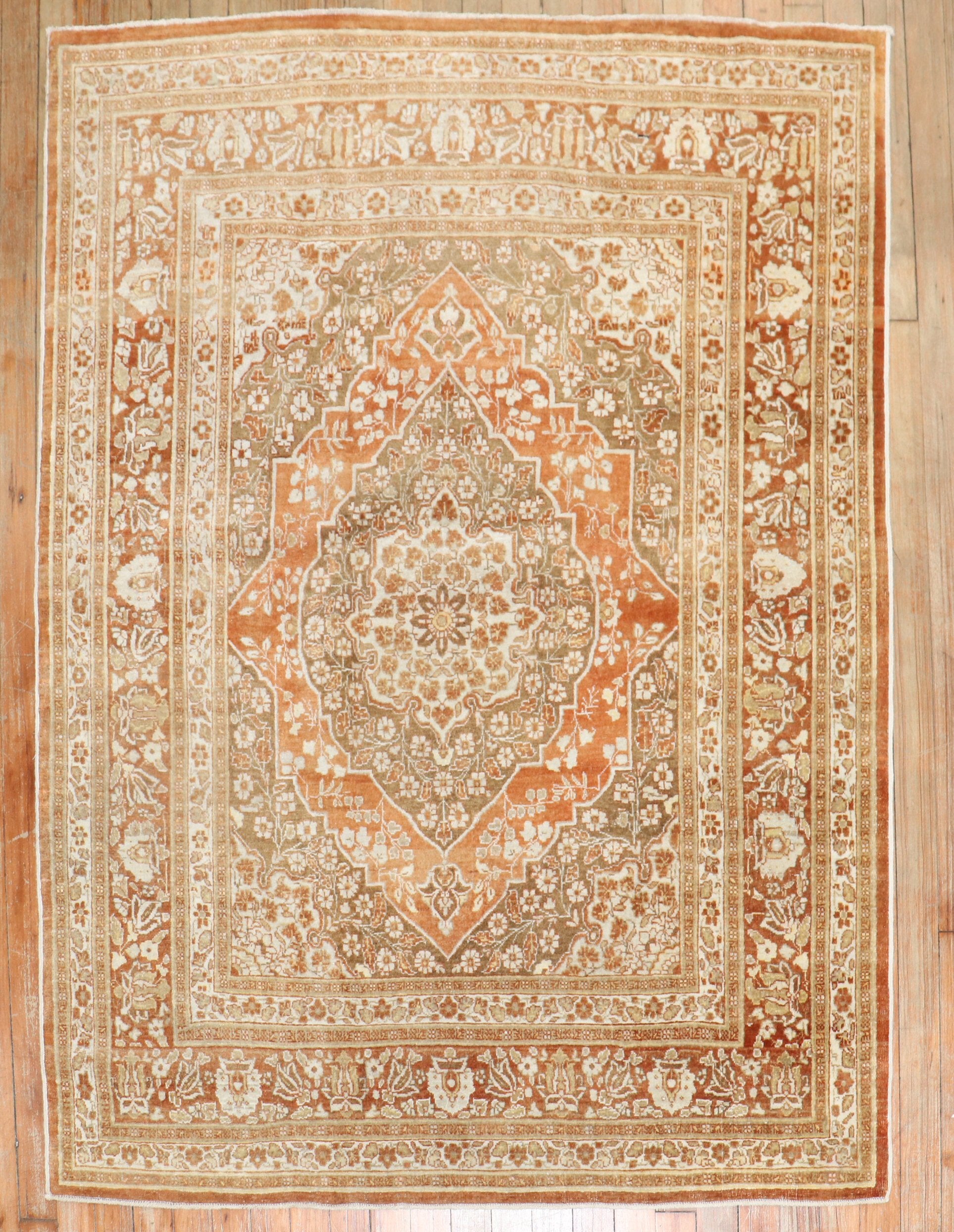 Tappeto Tabriz persiano antico del 1910 in tangerine e marrone

Misure: 4' x 5'5''.

