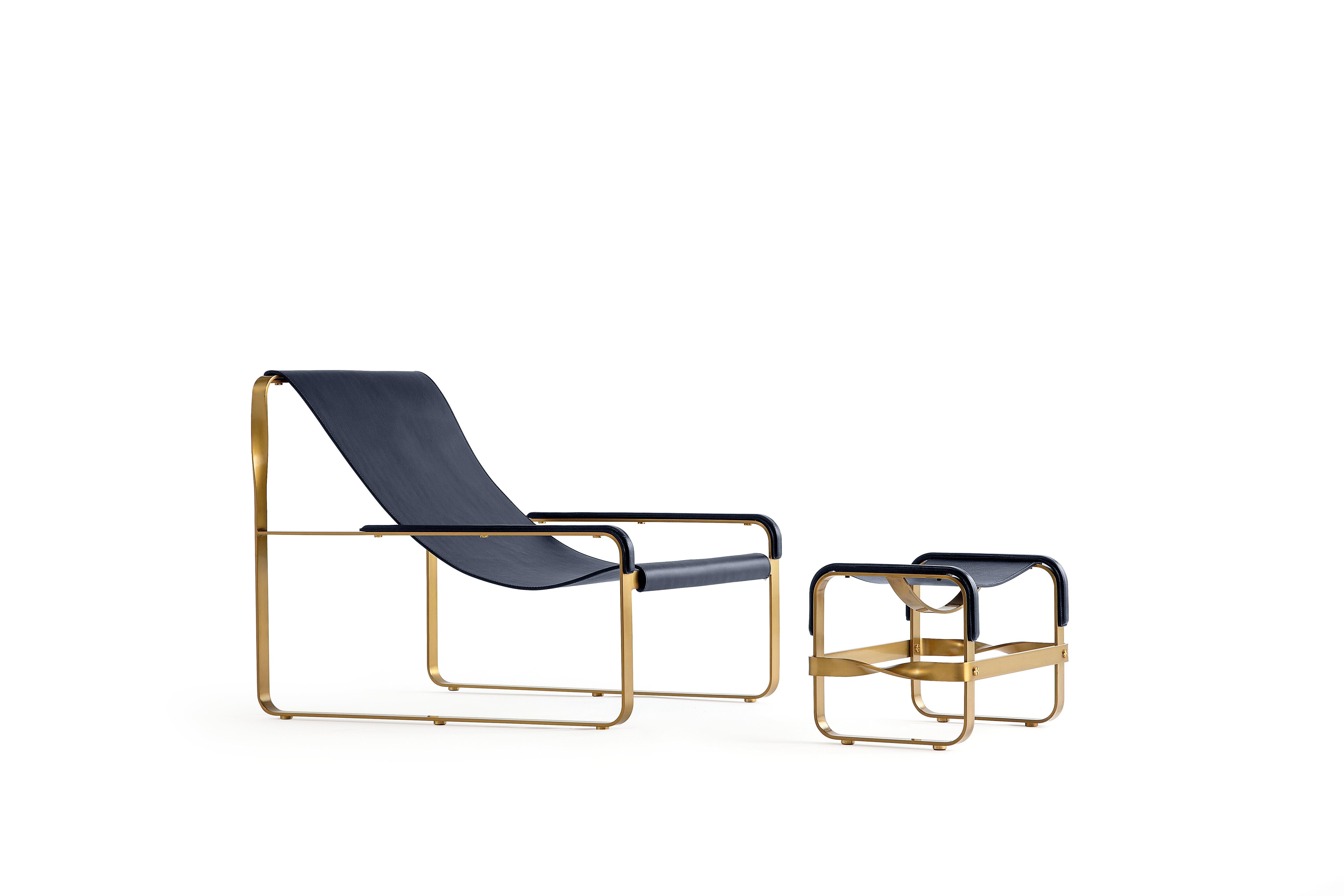 Classic Contemporary Chaise Lounge Aged Brass Steel & Navy Blue Leather Sample In Good Condition For Sale In Alcoy, Alicante