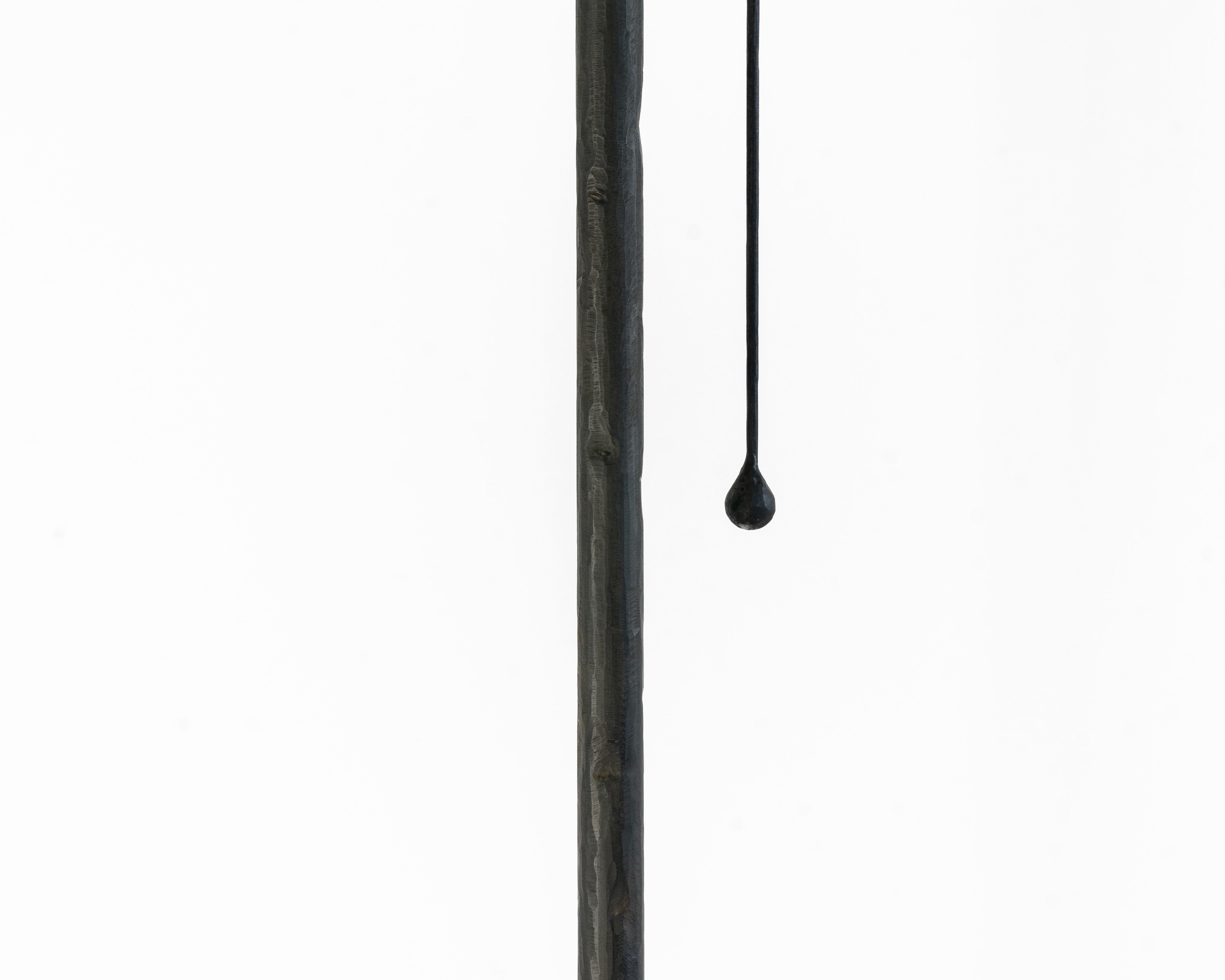 Noirci Lampadaire classique contemporain sculpté à la main en acier noirci et abat-jour en lin en vente