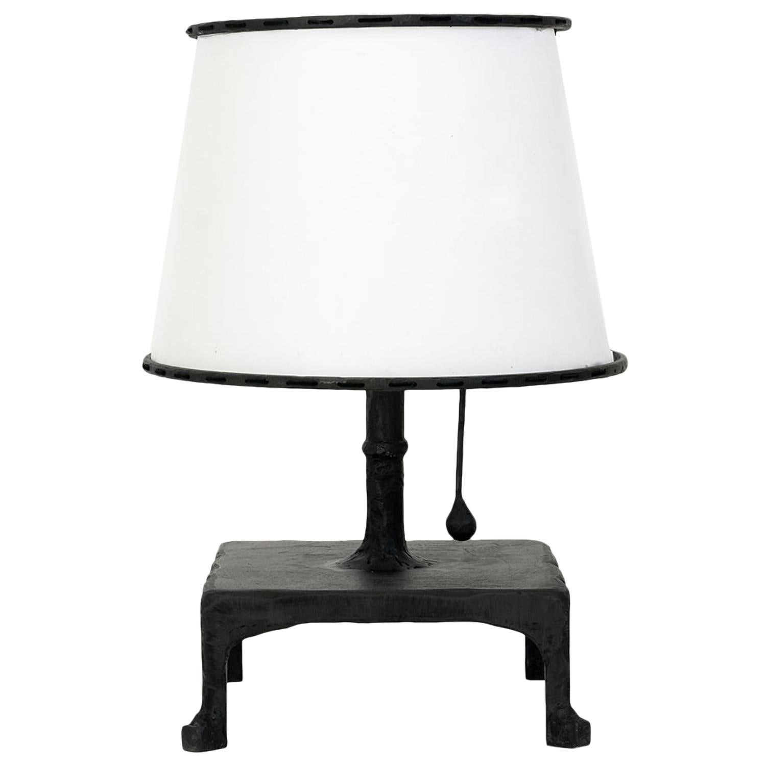 Classic Contemporay Lampe de table en acier noirci sculptée à la main et abat-jour en lin en vente