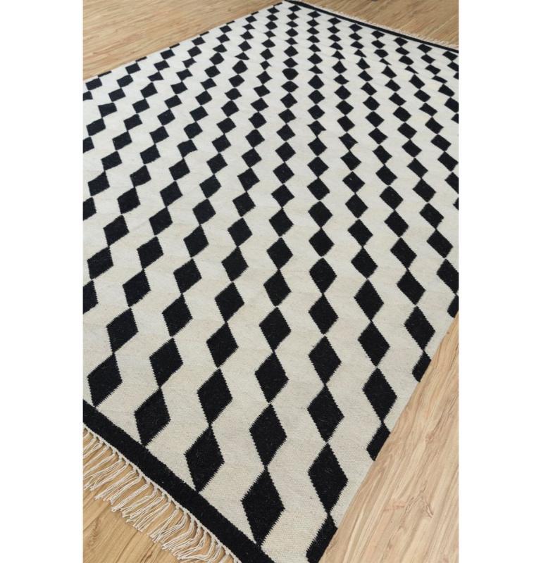 Bienvenido a un mundo donde tu suelo se convierte en un lienzo y la comodidad se entrelaza con el carácter. Te presentamos esta alfombra anudada a mano de nuestra colección Anatolia, una sinfonía de estilo en ébano y blanco, que teje una historia de