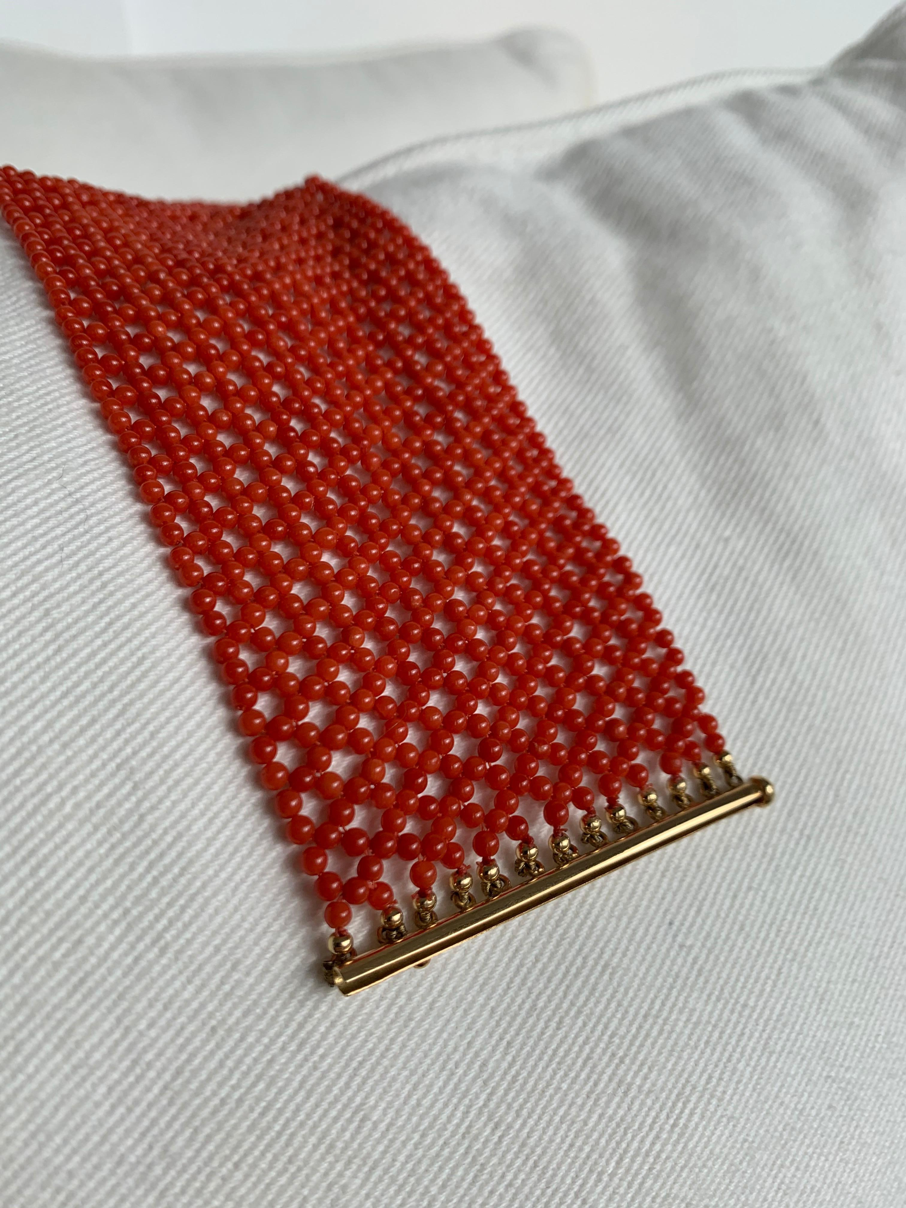 Classic Coral Bead Large Bracelet in Yellow Gold In New Condition For Sale In Porto, PT