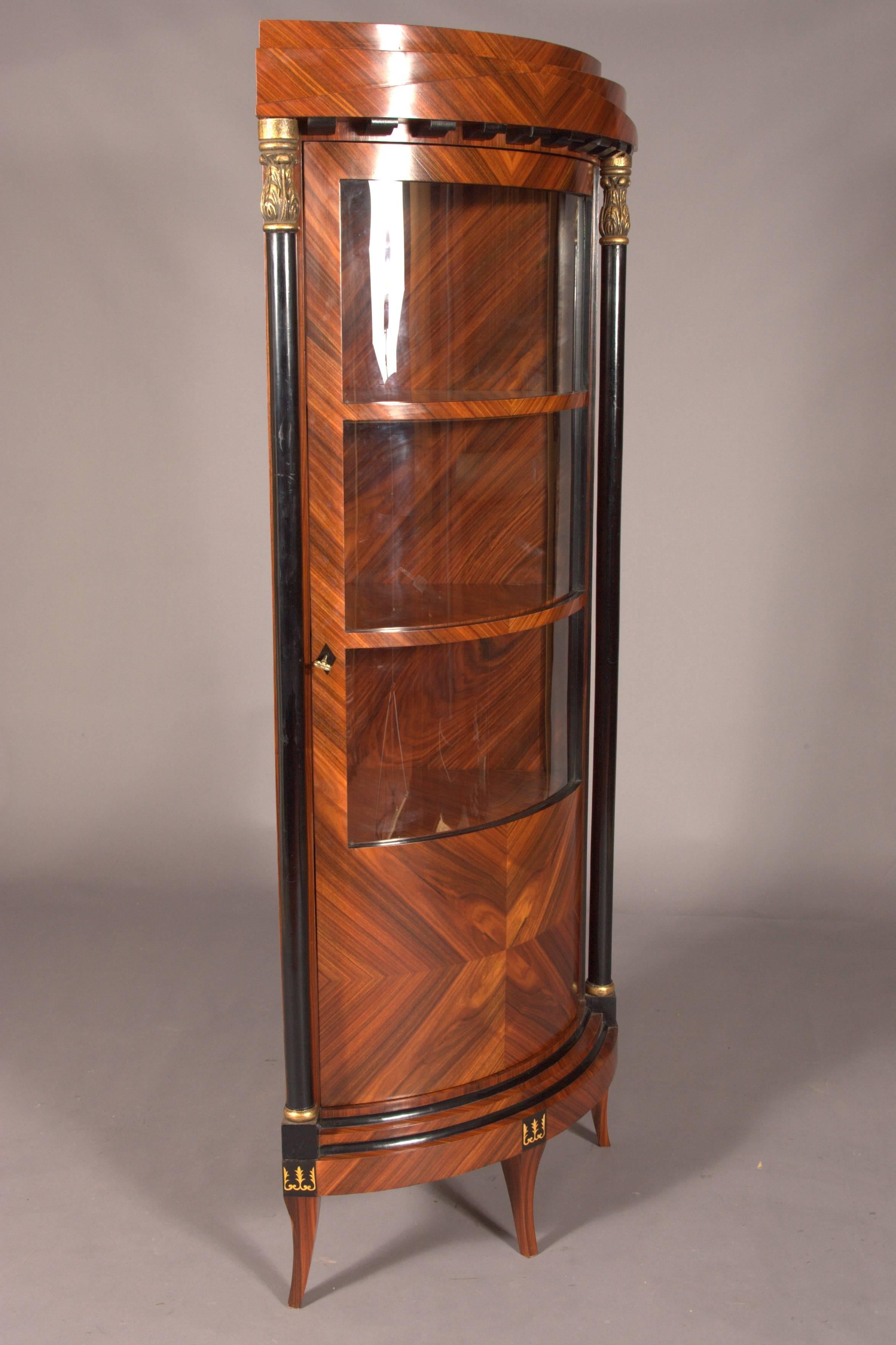 Vitrine d'angle classique en placage d'acajou antique de style Biedermeier Bon état à Berlin, DE