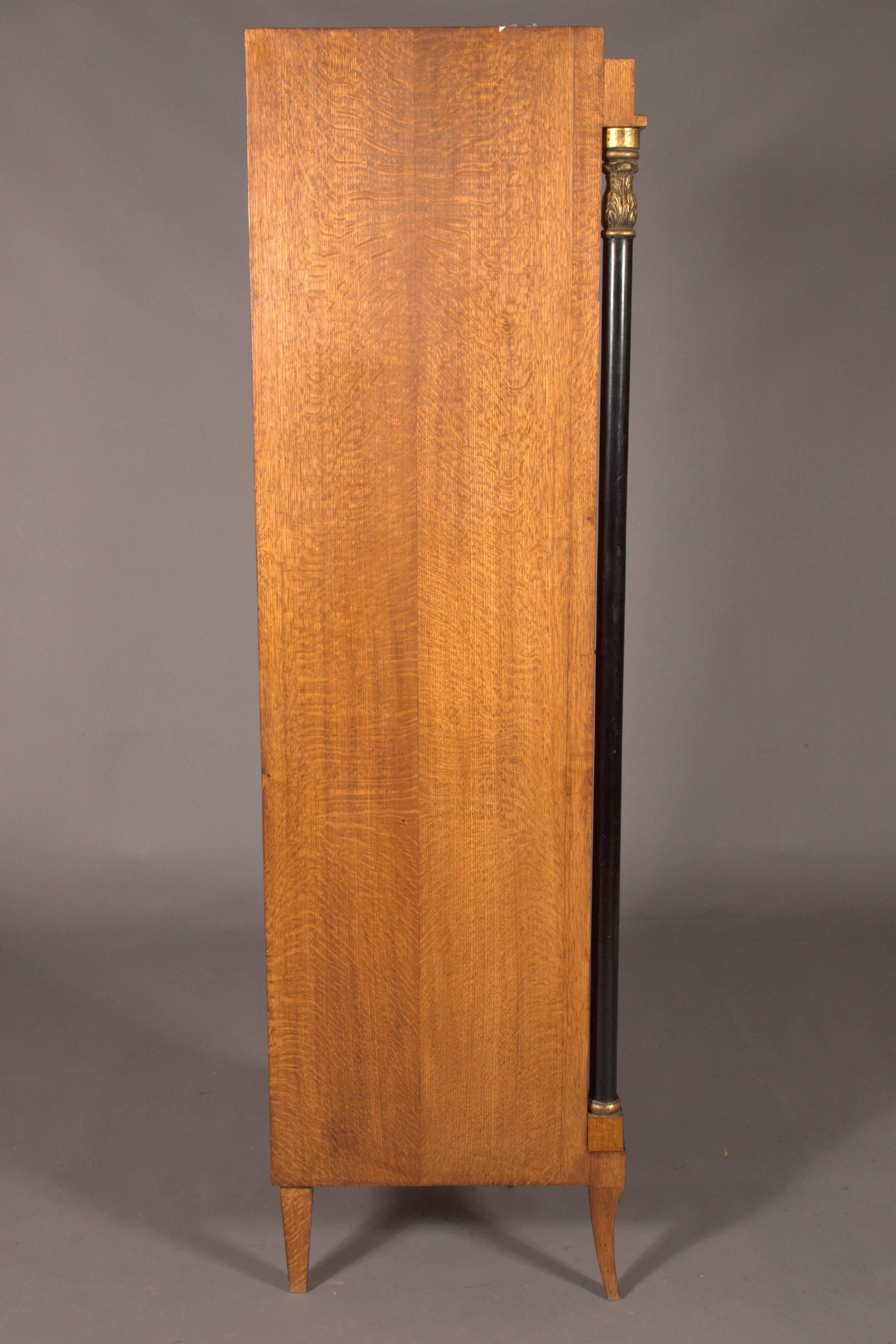 Classic Corner Display Case Vitrine in antique Biedermeier Style Mahogany veneer In Good Condition For Sale In Berlin, DE