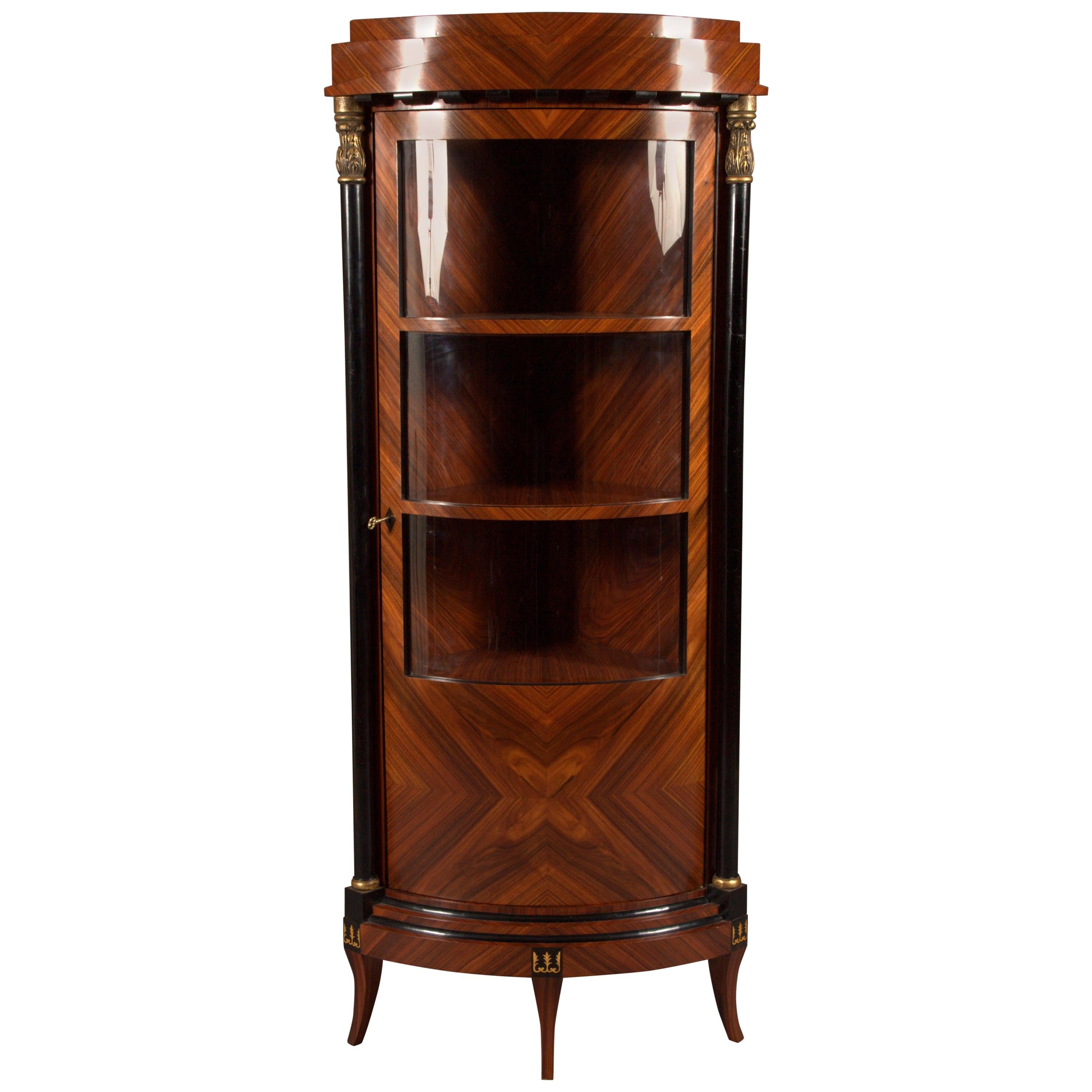 Vitrine d'angle classique en placage d'acajou antique de style Biedermeier