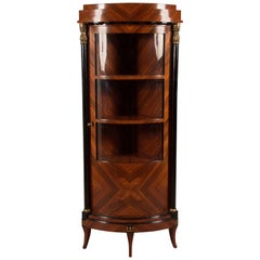 Vitrine d'angle classique en placage d'acajou antique de style Biedermeier