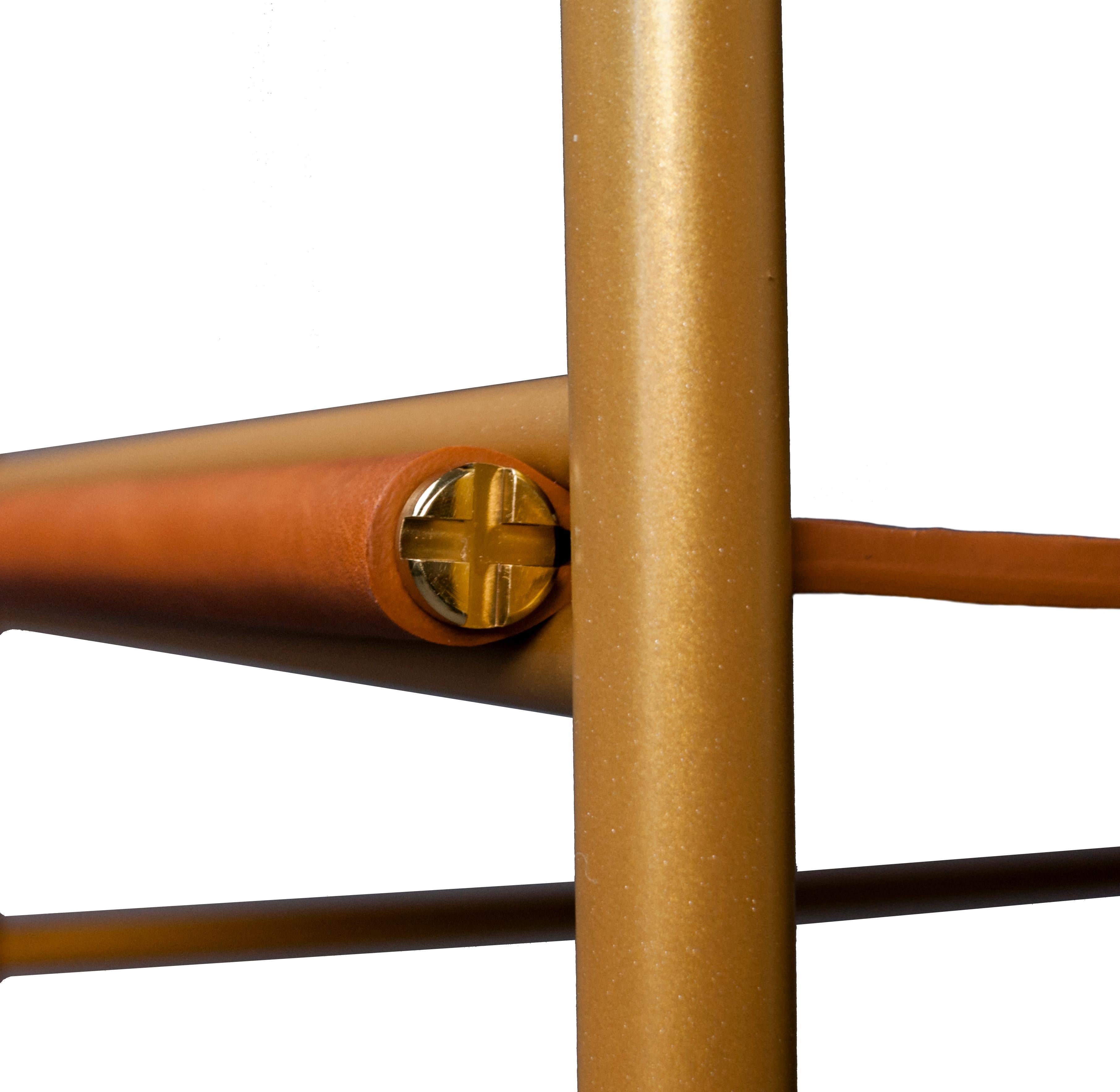 Sgabello da banco classico con. Schienale in pelle cognac e gomma nera in metallo in vendita 5
