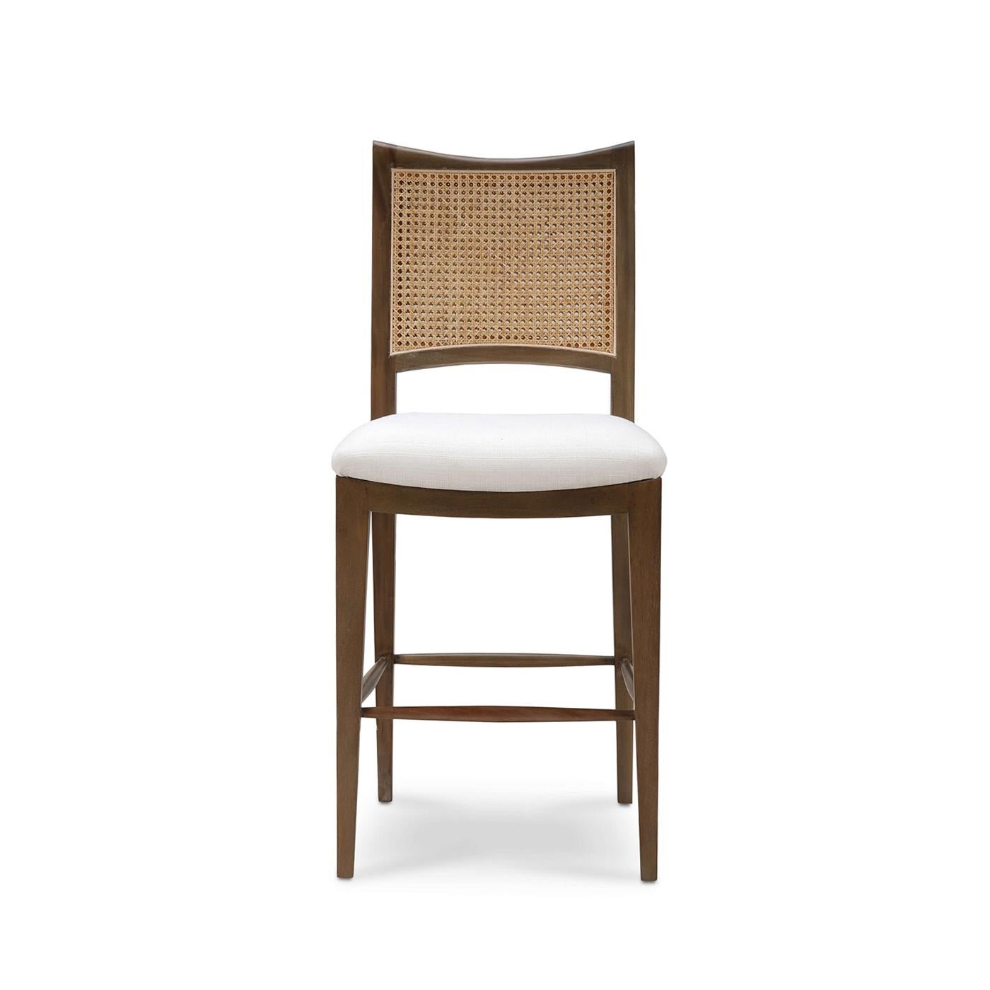 Un mix perfetto di charme europeo ed eleganza moderna. Questo sgabello da bancone è caratterizzato da una struttura in legno rifinita con un caldo lavaggio paglierino, che garantisce una lunga durata e un fascino senza tempo. Lo schienale è