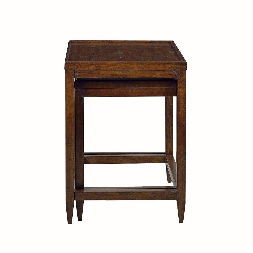 Eine perfekte Mischung aus rustikalem Charme und praktischem Design. Dieses Set besteht aus zwei rechteckigen Beistelltischen, die jeweils ein rustikales, handgeschrubbtes braunes Landhaus-Finish aufweisen, das Wärme und Charakter ausstrahlt. Diese