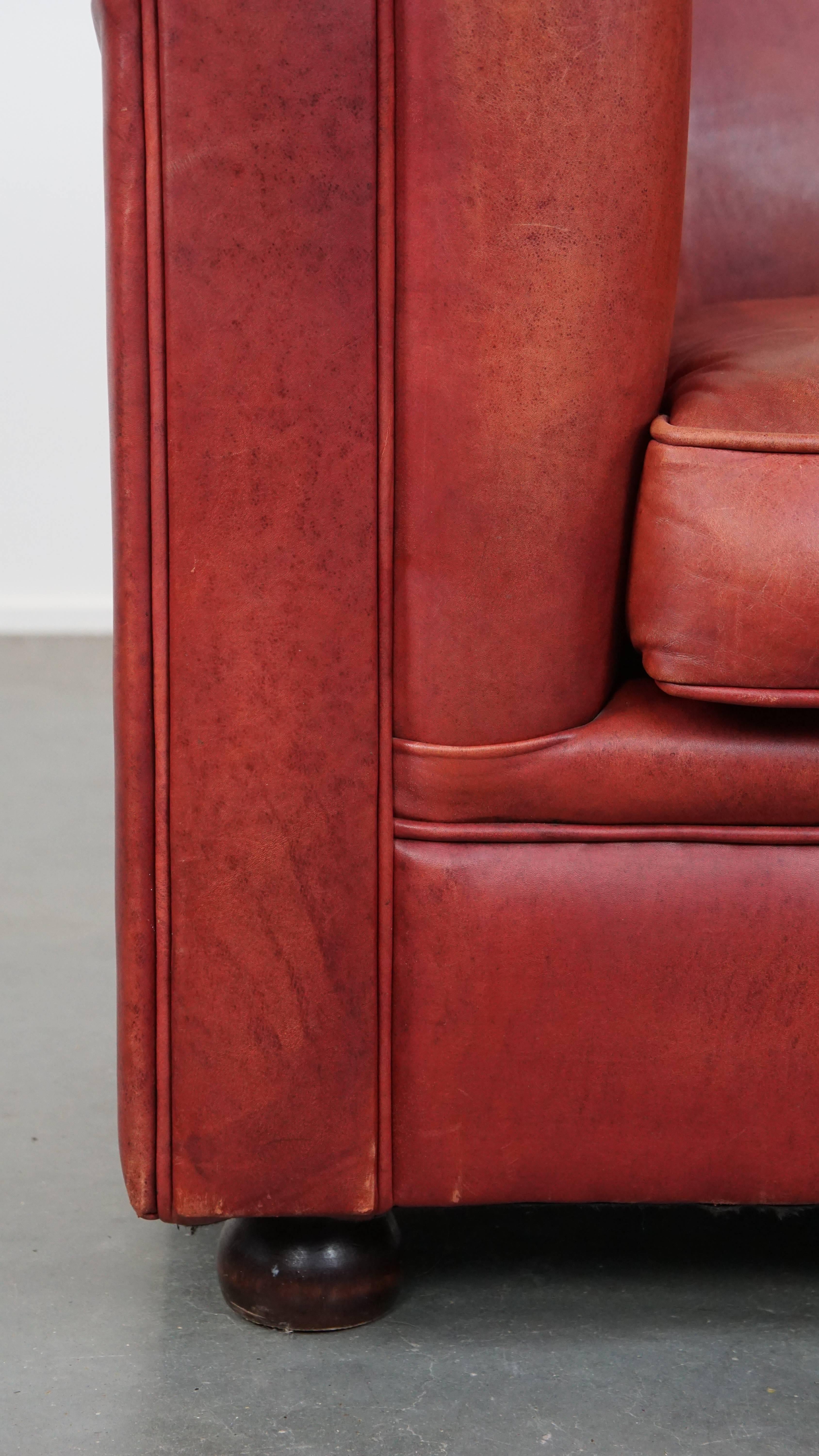 Classic Cowhide Leather English Chesterfield Club Chair in a Light Red Tone For Sale 5