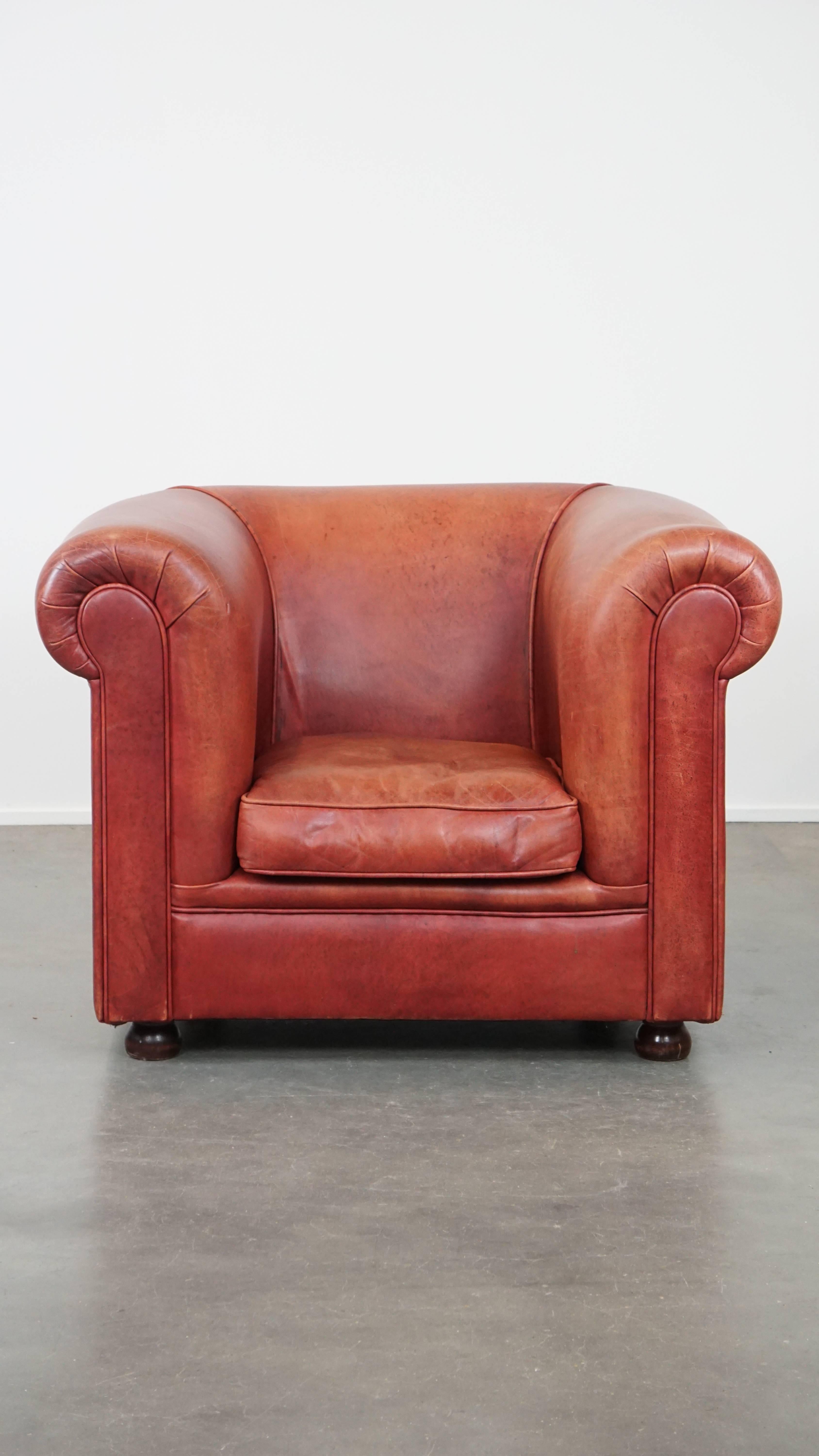Are you a fan of the English Chesterfield style but prefer a smooth leather finish over deep button tufting? Then this smooth full-grain leather club chair is a fantastic addition to your home! Its beautiful light red tone gives it a luxurious,