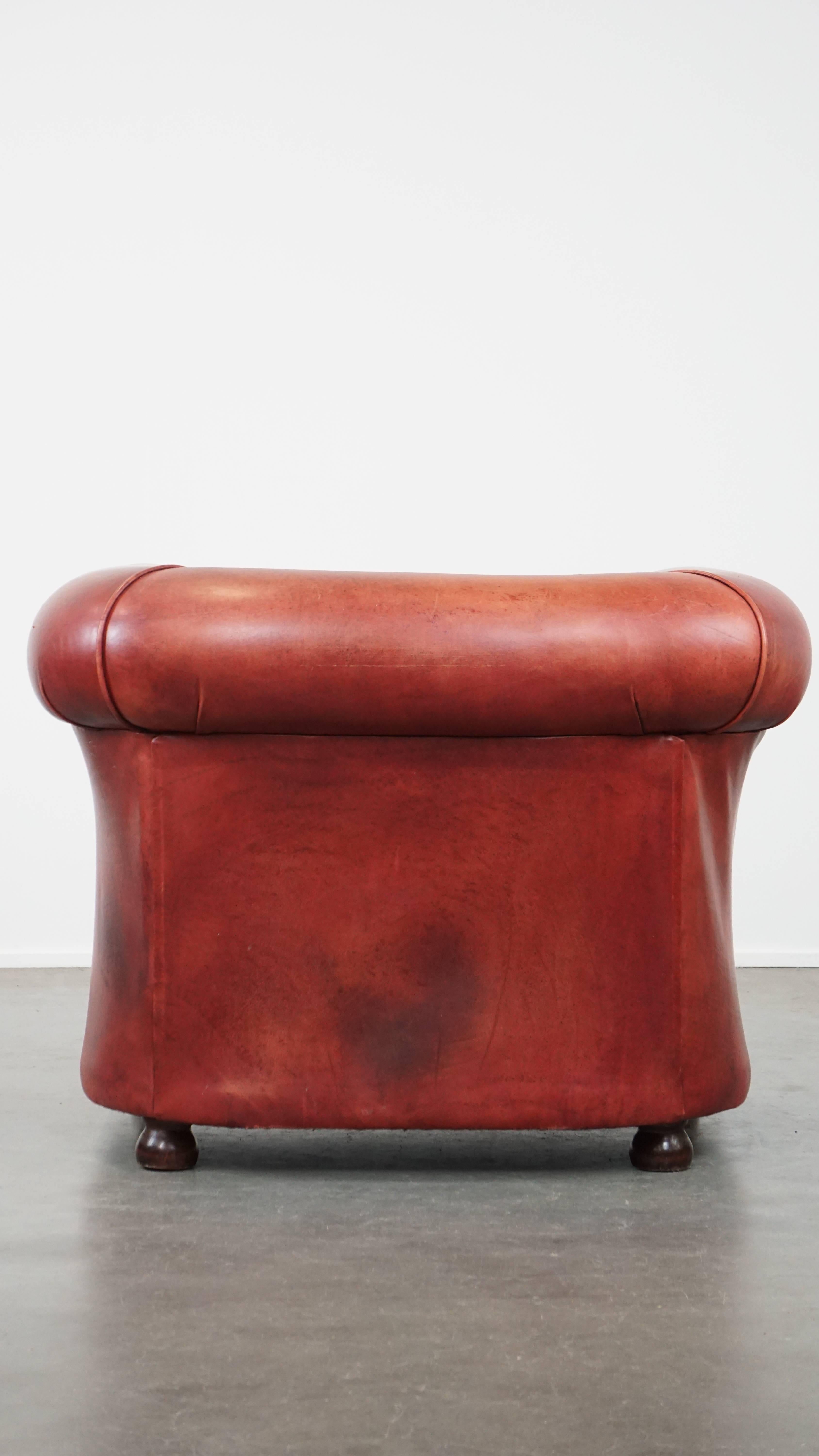 Classic Cowhide Leather English Chesterfield Club Chair in a Light Red Tone In Good Condition For Sale In Harderwijk, NL