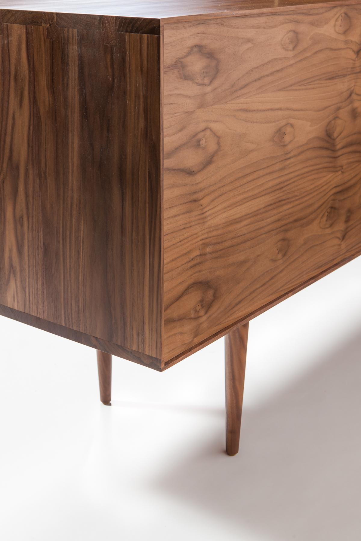 Credenza classica in noce di Mel Smilow In condizioni Nuovo in vendita a New York, NY