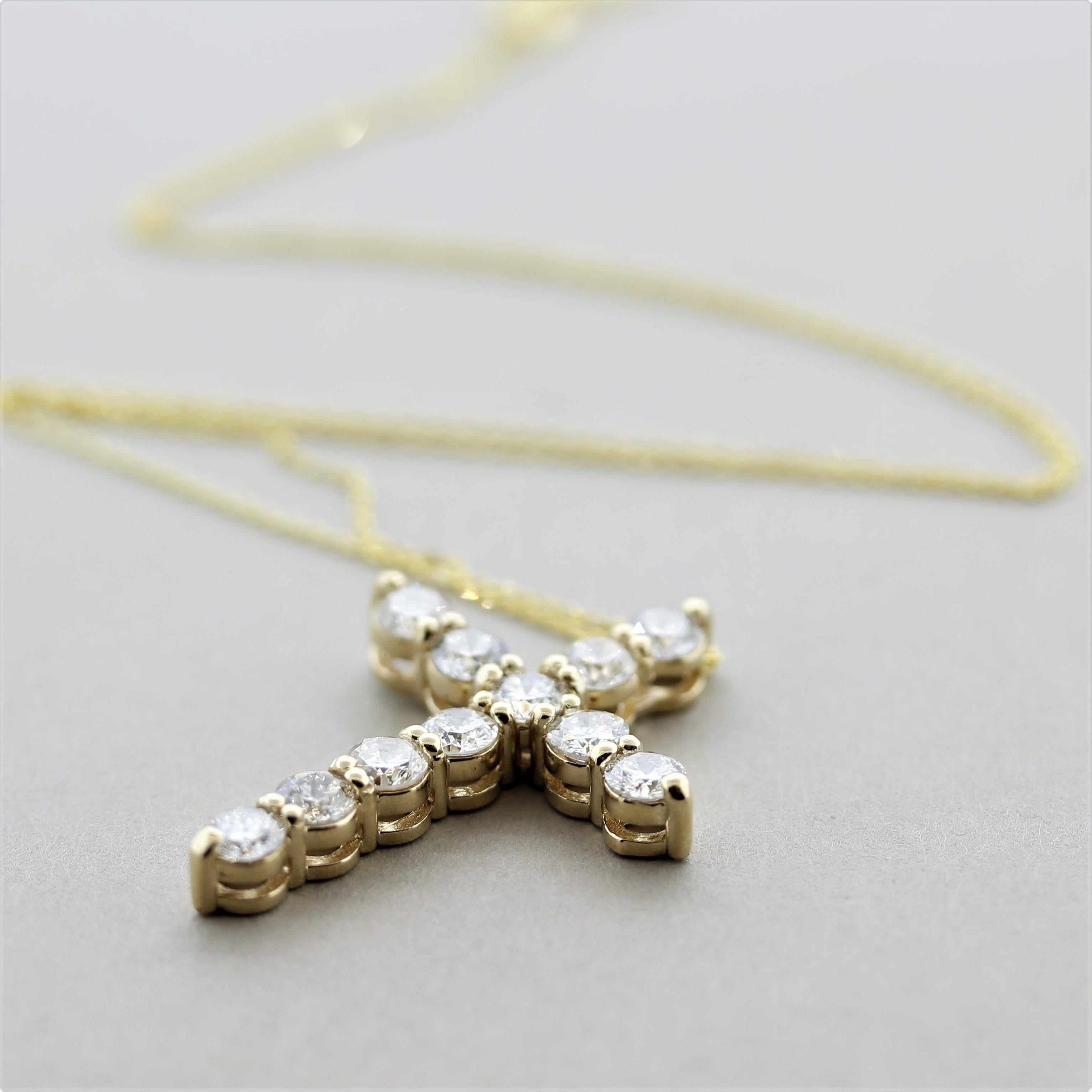 Taille ronde Pendentif classique en forme de croix en or et diamants en vente
