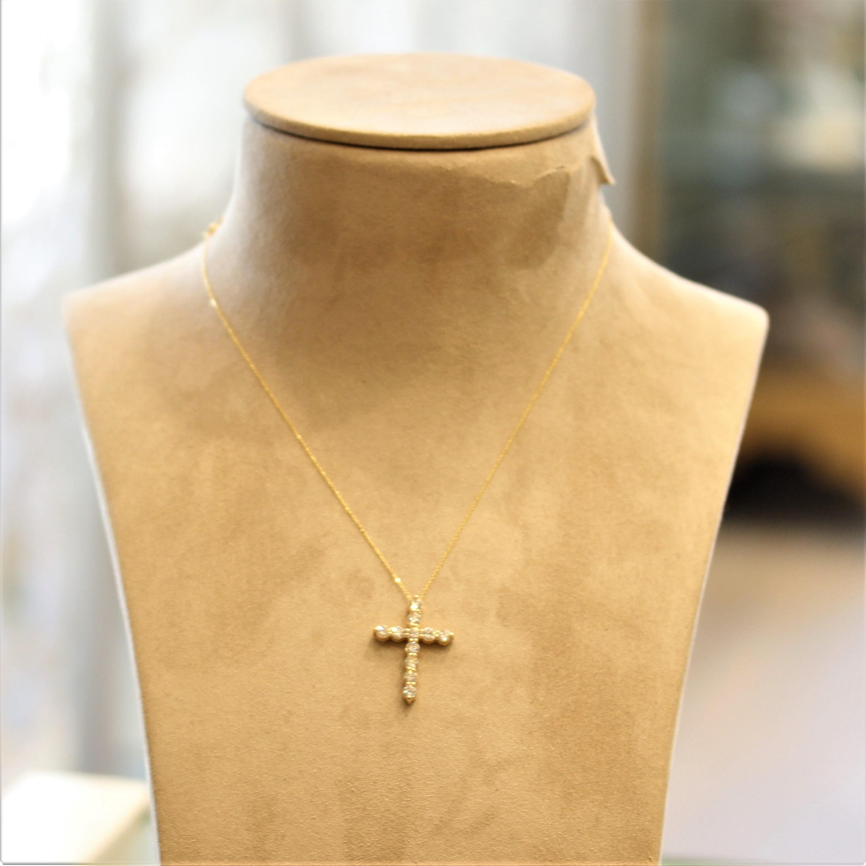 Pendentif classique en forme de croix en or et diamants Neuf - En vente à Beverly Hills, CA