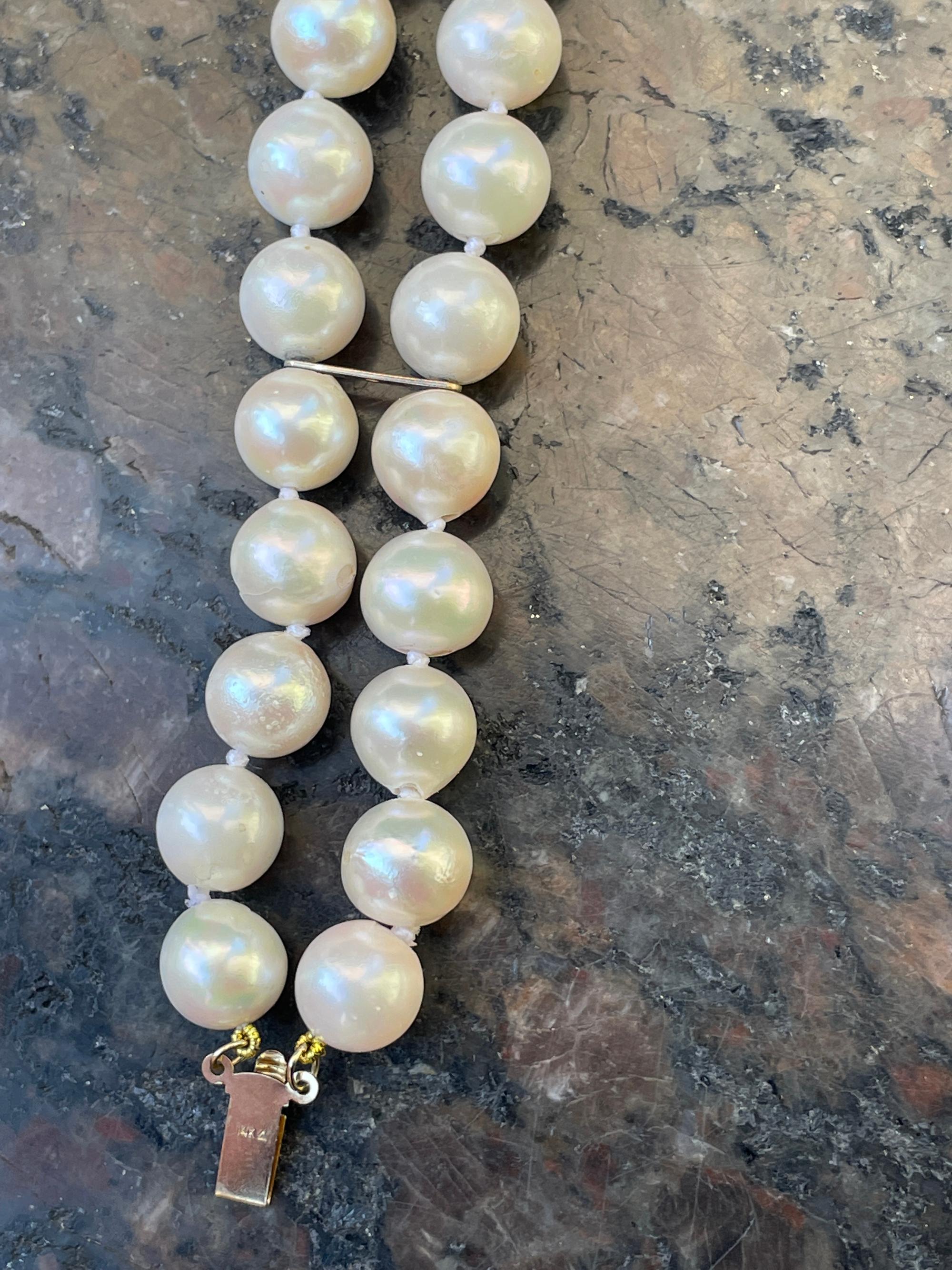 Bracelet vintage classique en perles de culture japonaises blanches à double brin 14 carats YG en vente 8