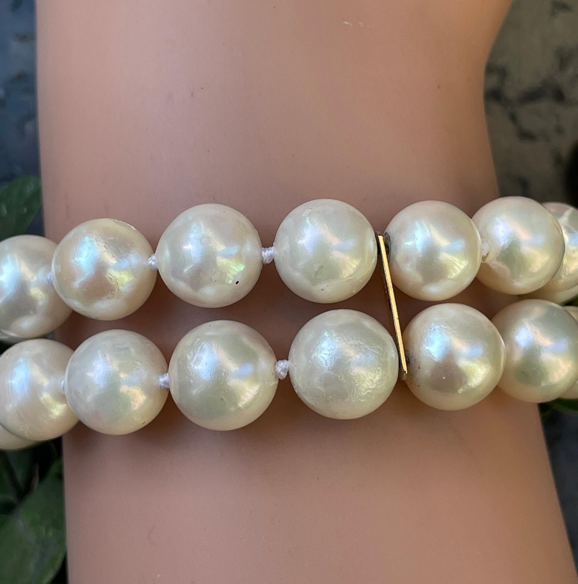 Bracelet vintage classique en perles de culture japonaises blanches à double brin 14 carats YG en vente 11