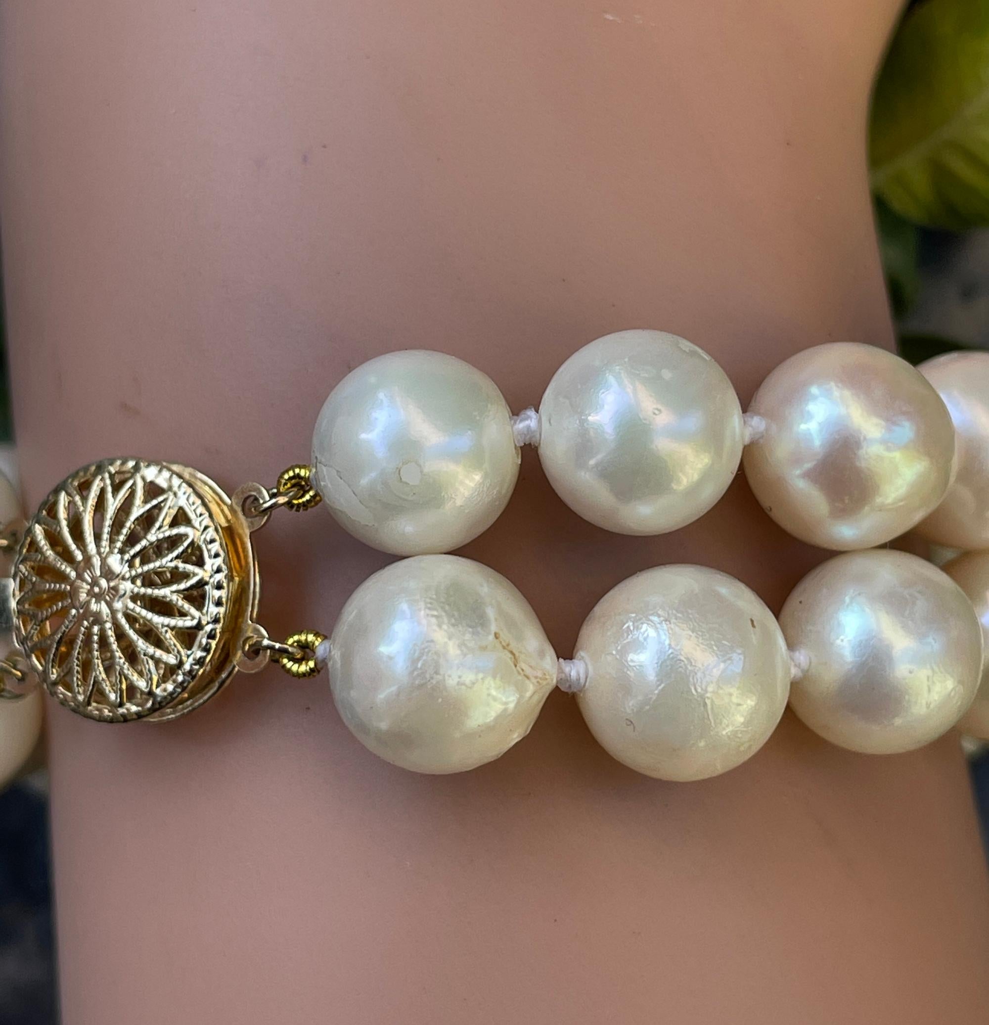 Bracelet vintage classique en perles de culture japonaises blanches à double brin 14 carats YG en vente 12