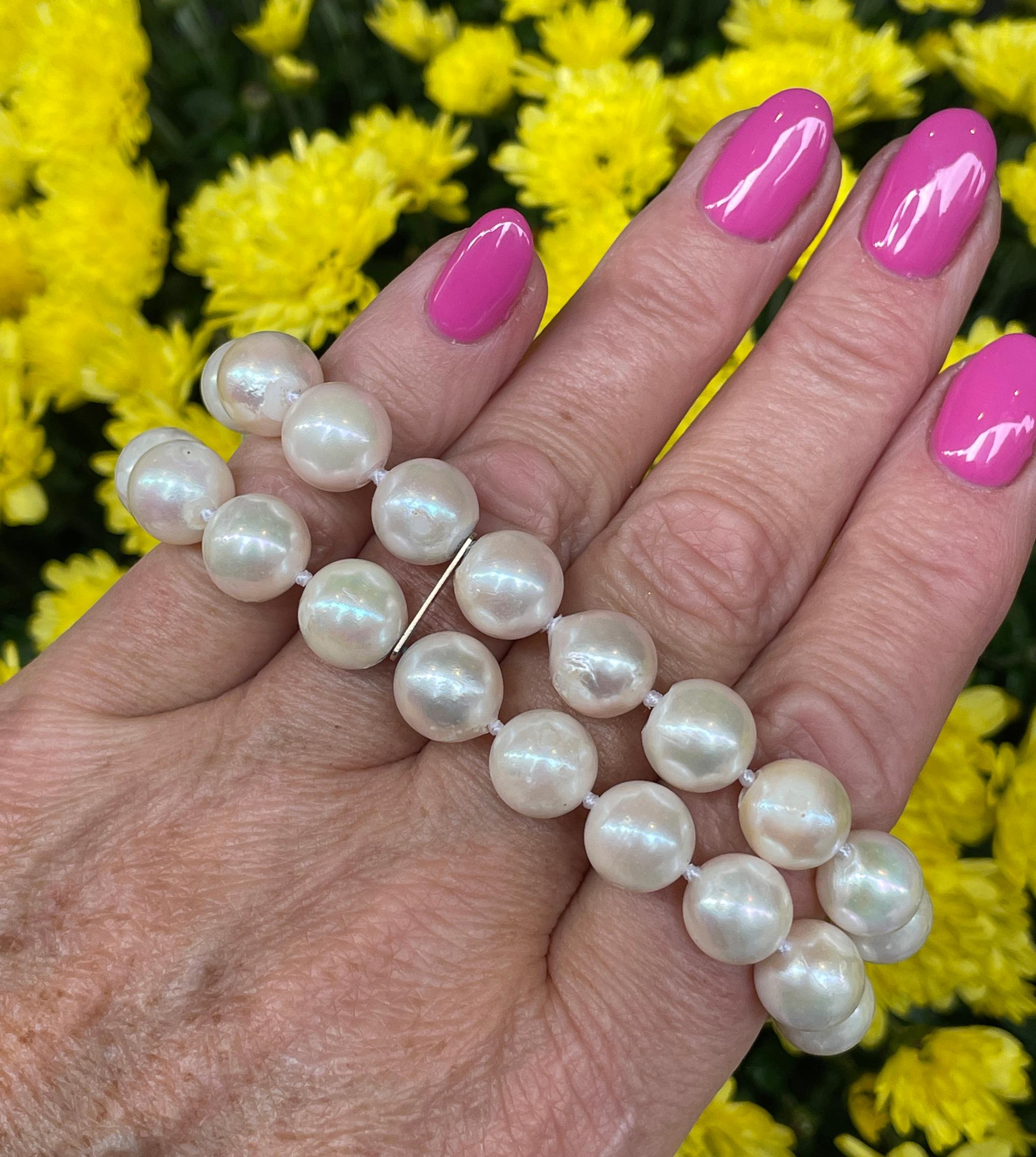 Moderne Bracelet vintage classique en perles de culture japonaises blanches à double brin 14 carats YG en vente