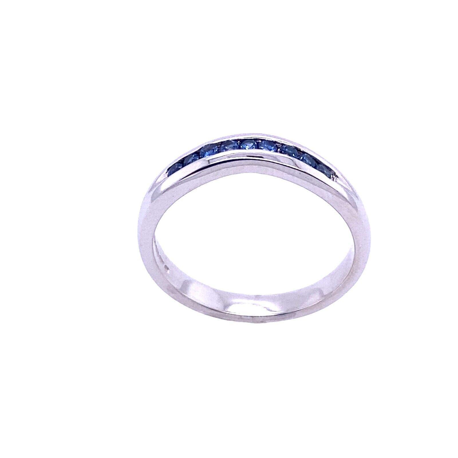 Classic Curve Shaped Sapphire Wedding Ring in 18ct White Gold In Good Condition For Sale In London, GB