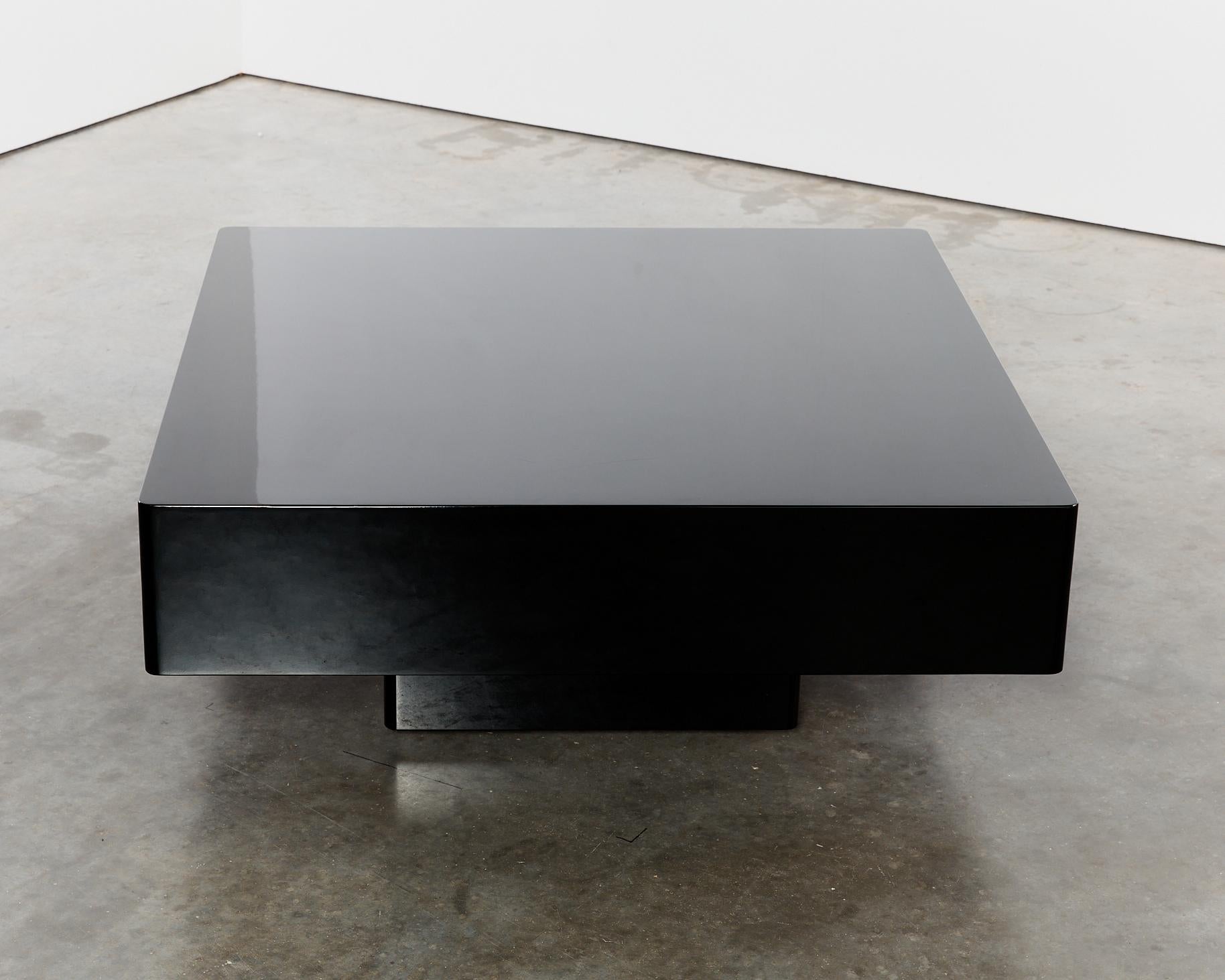 Classic curved pedestal coffee table in black Italian lacquer For Sale 5