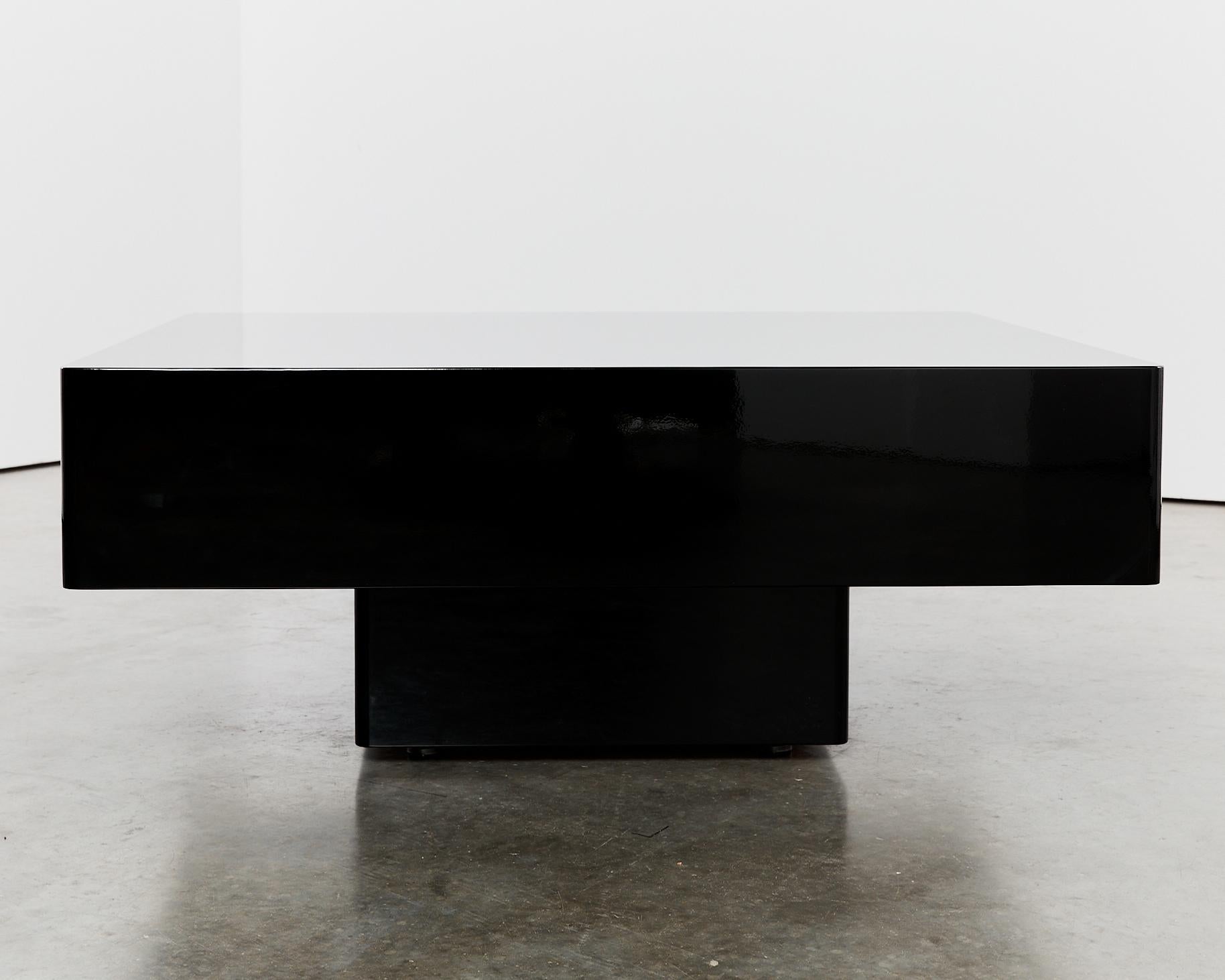 Classic curved pedestal coffee table in black Italian lacquer For Sale 6