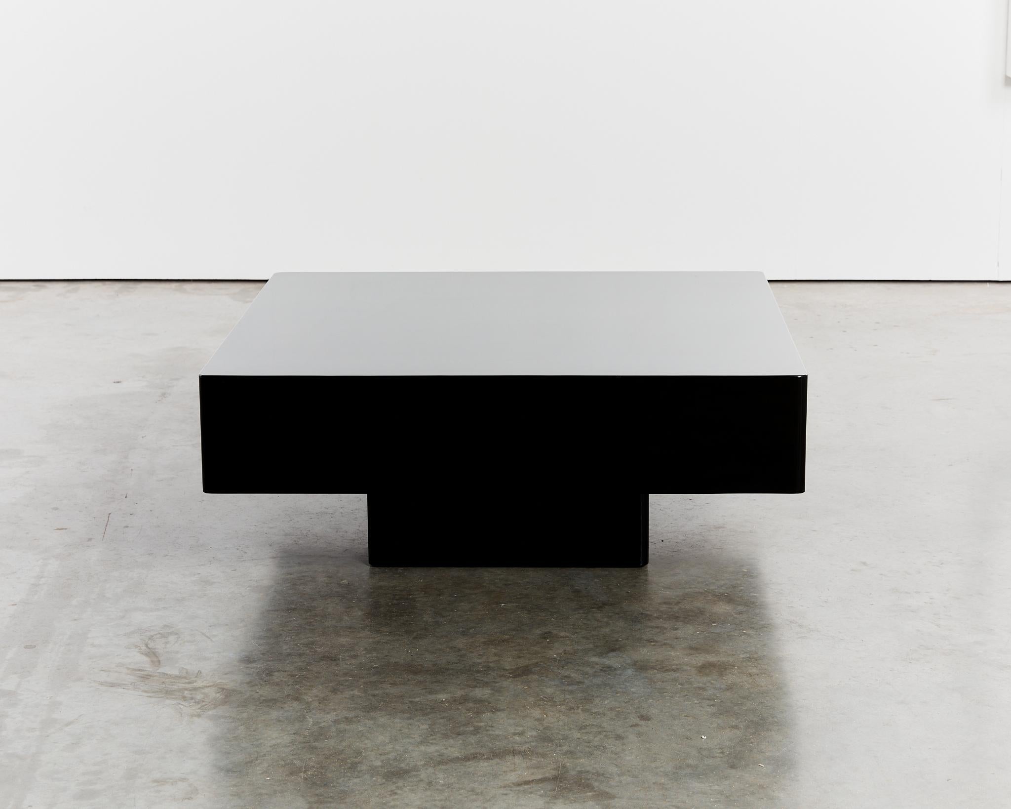 Classic curved pedestal coffee table in black Italian lacquer For Sale 7