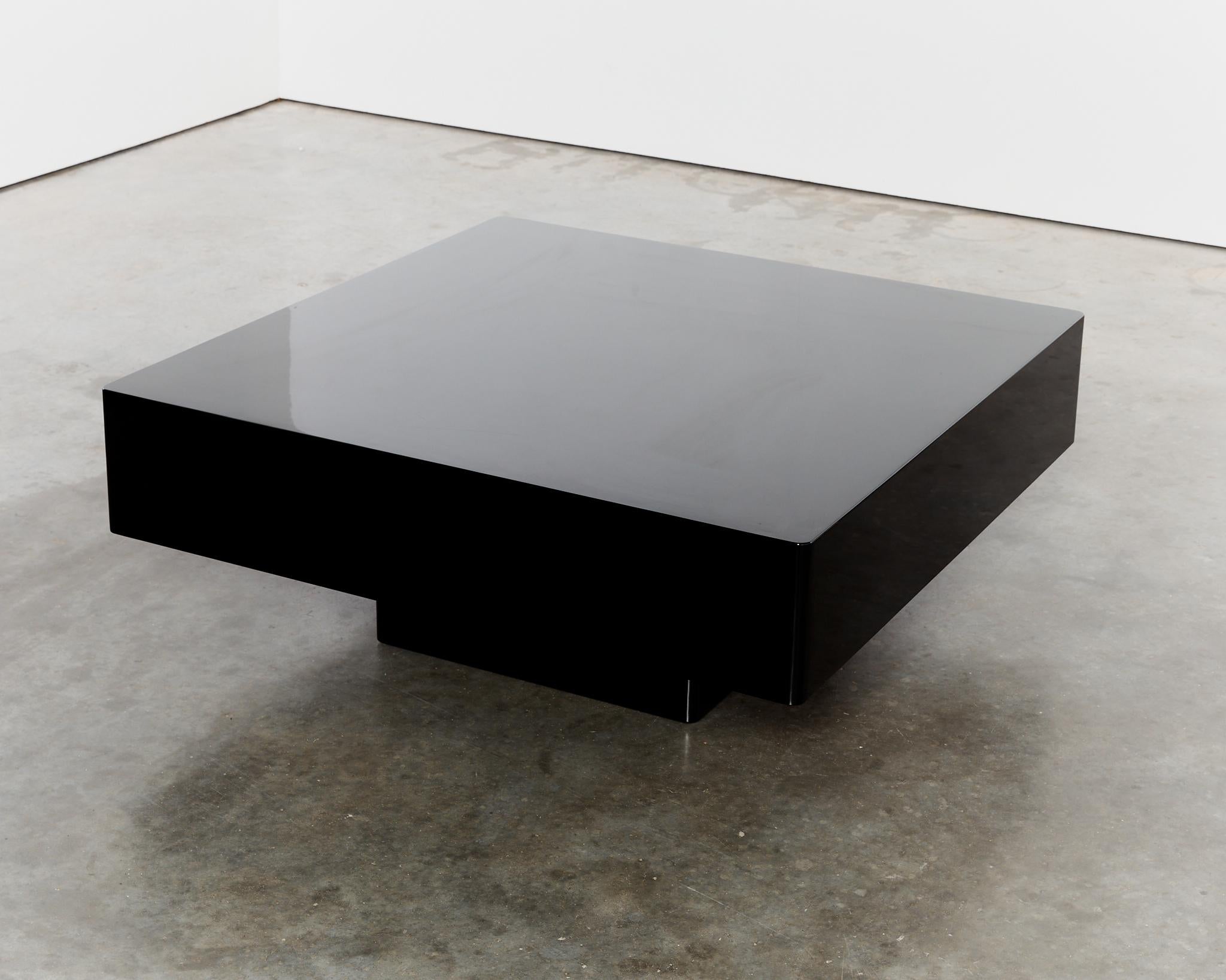 Classic curved pedestal coffee table in black Italian lacquer For Sale 8