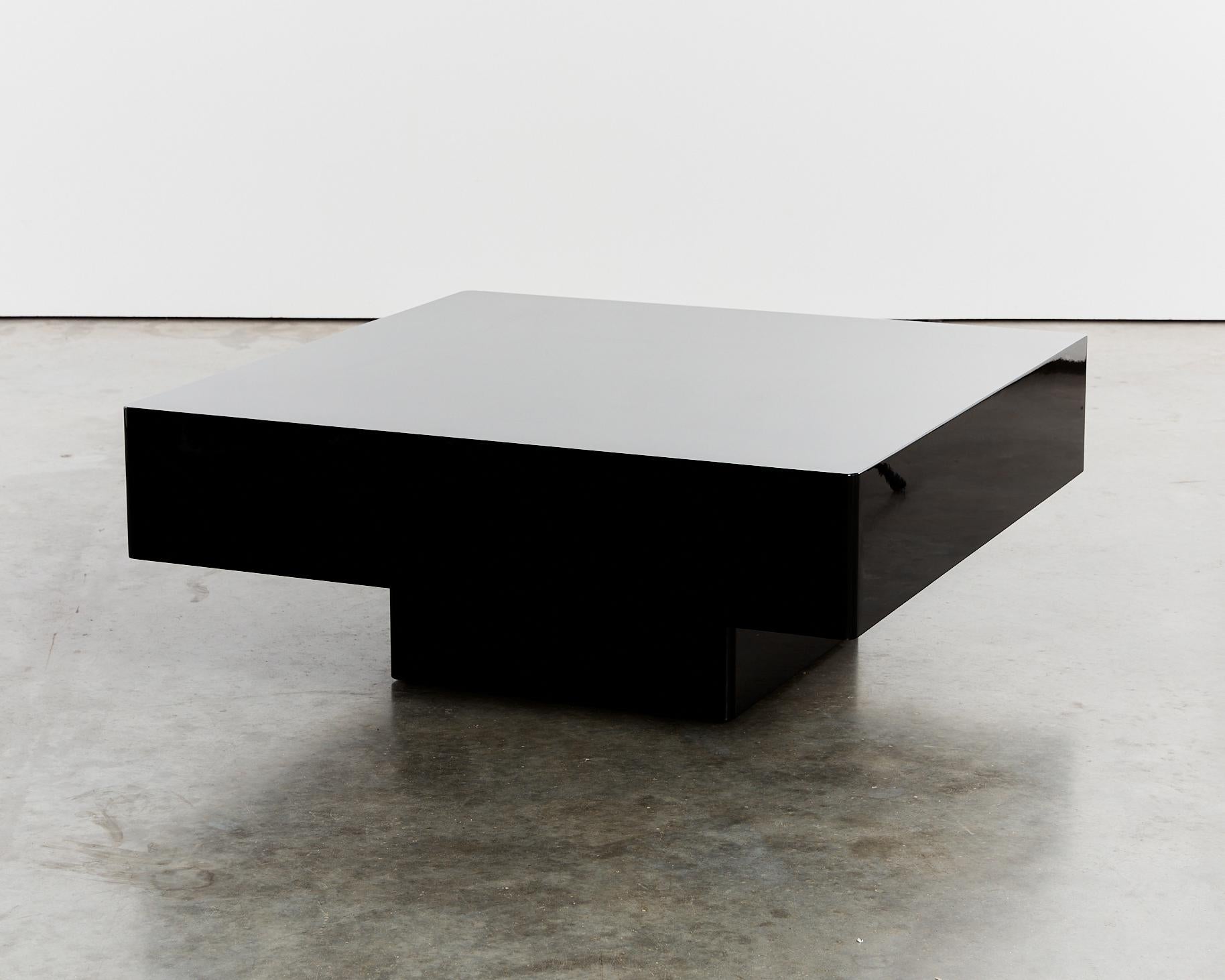 Classic curved pedestal coffee table in black Italian lacquer In Good Condition For Sale In London, GB