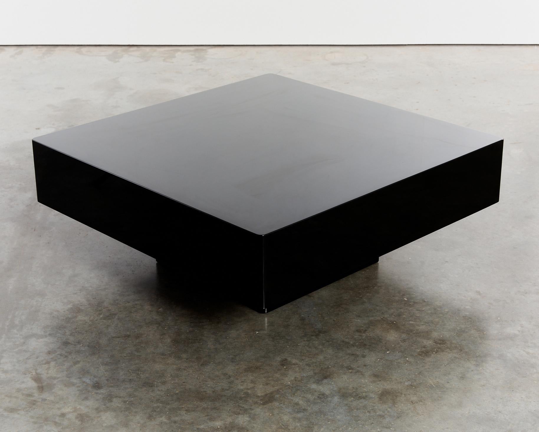 20th Century Classic curved pedestal coffee table in black Italian lacquer For Sale