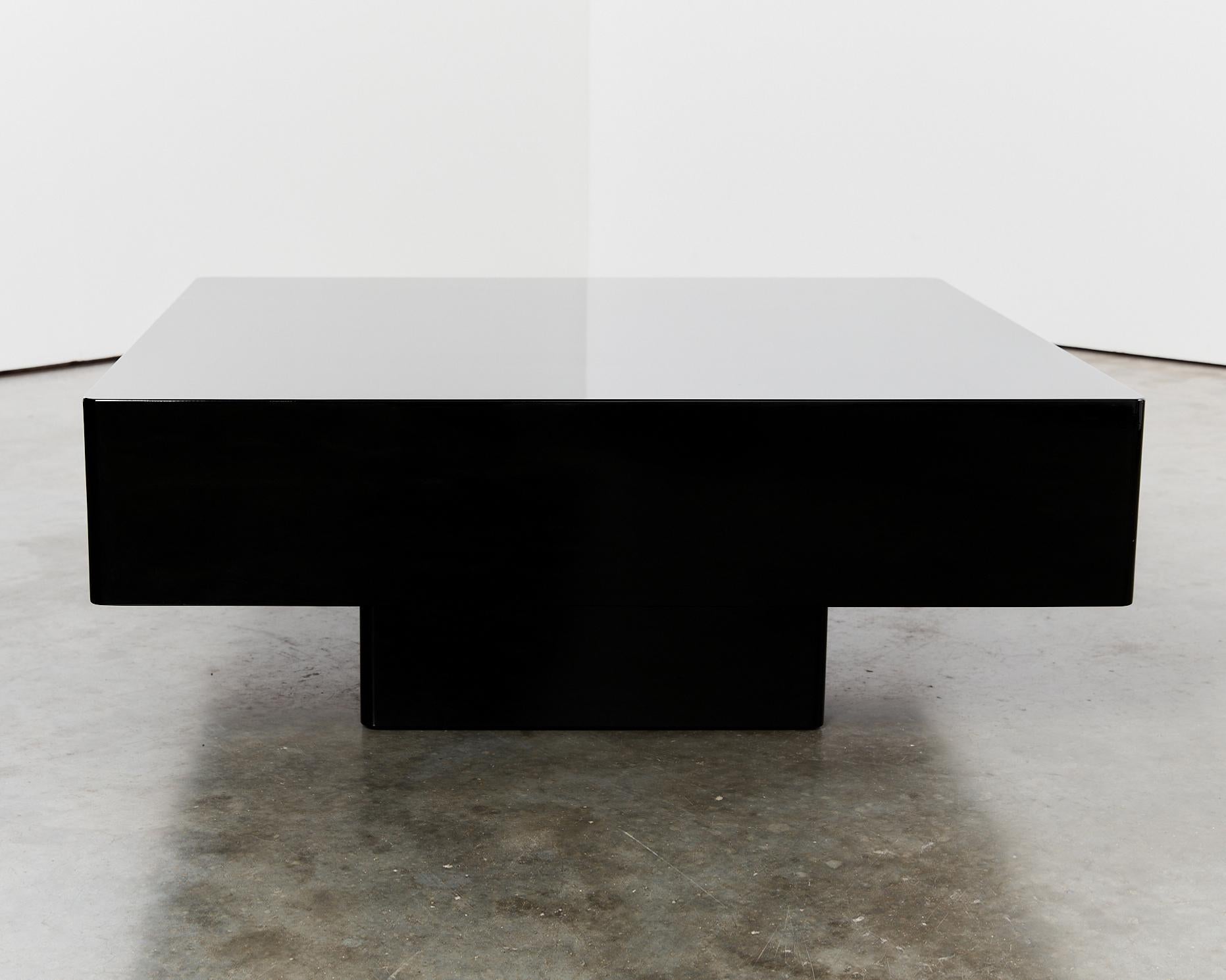 Lacquer Classic curved pedestal coffee table in black Italian lacquer For Sale