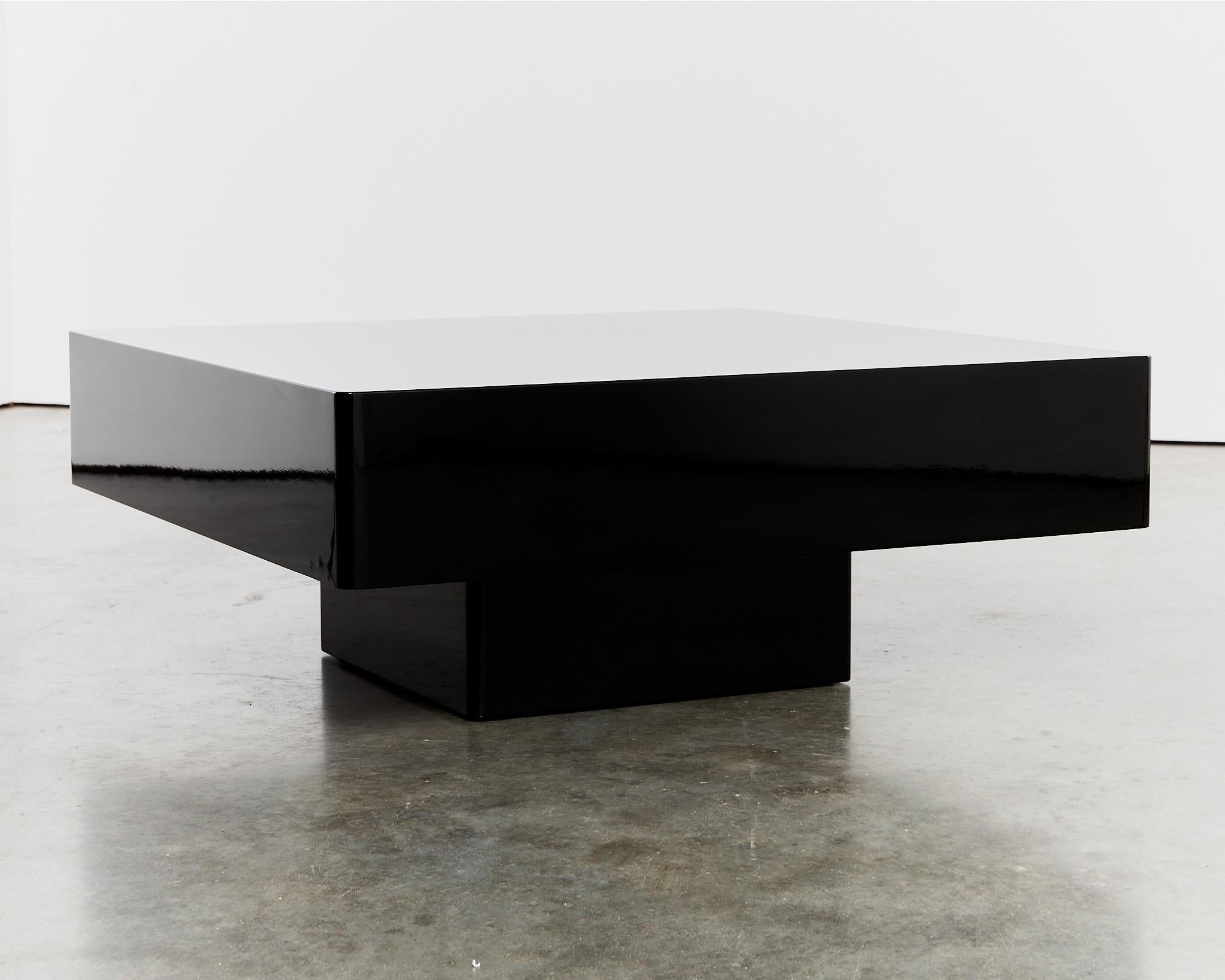 Classic curved pedestal coffee table in black Italian lacquer For Sale 1