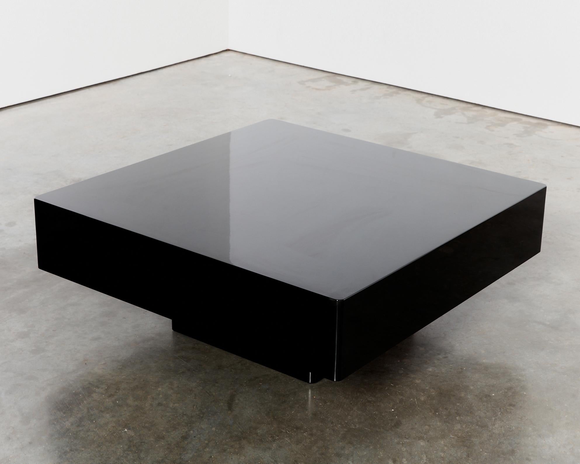 Classic curved pedestal coffee table in black Italian lacquer For Sale 2