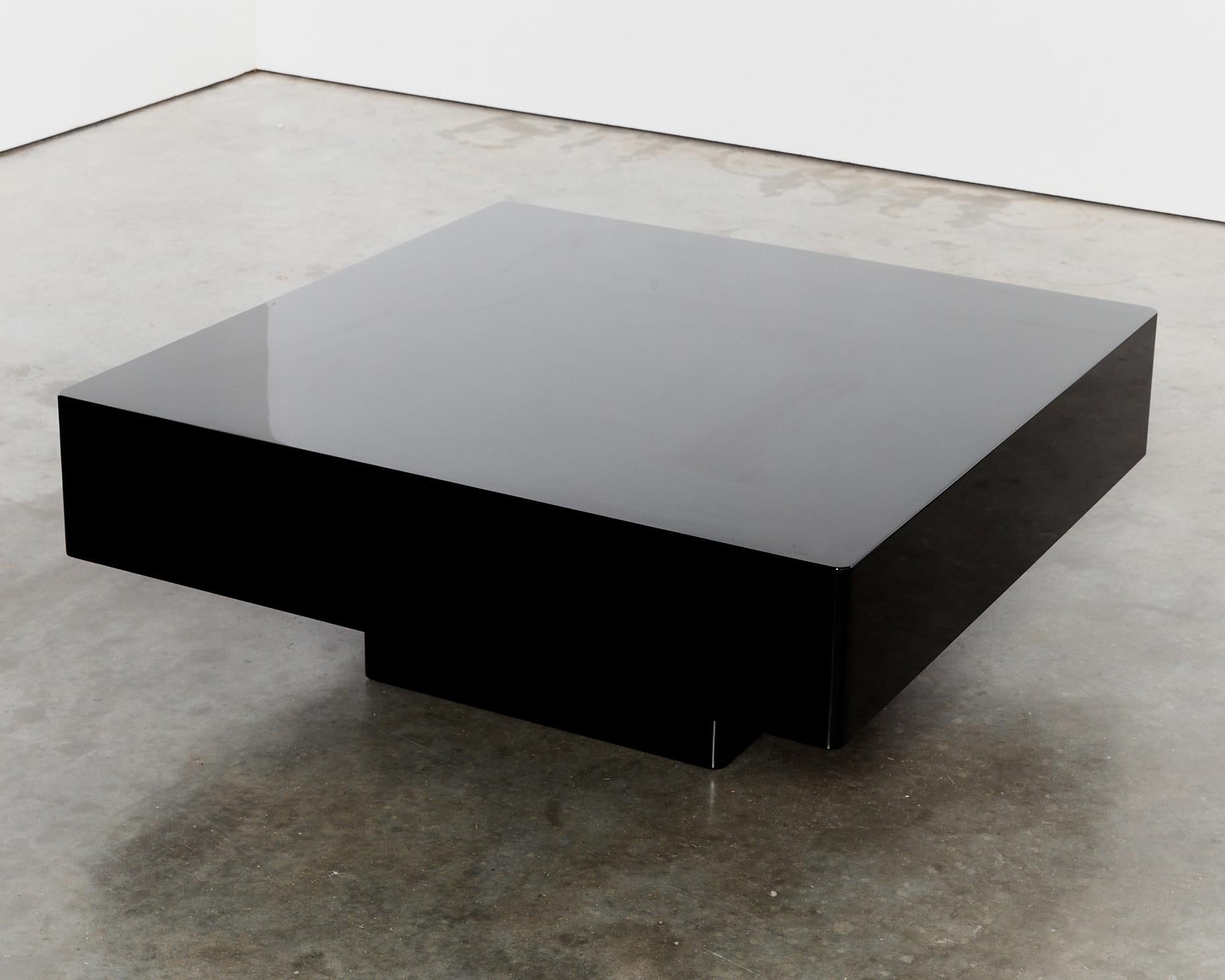 Classic curved pedestal coffee table in black Italian lacquer For Sale 3