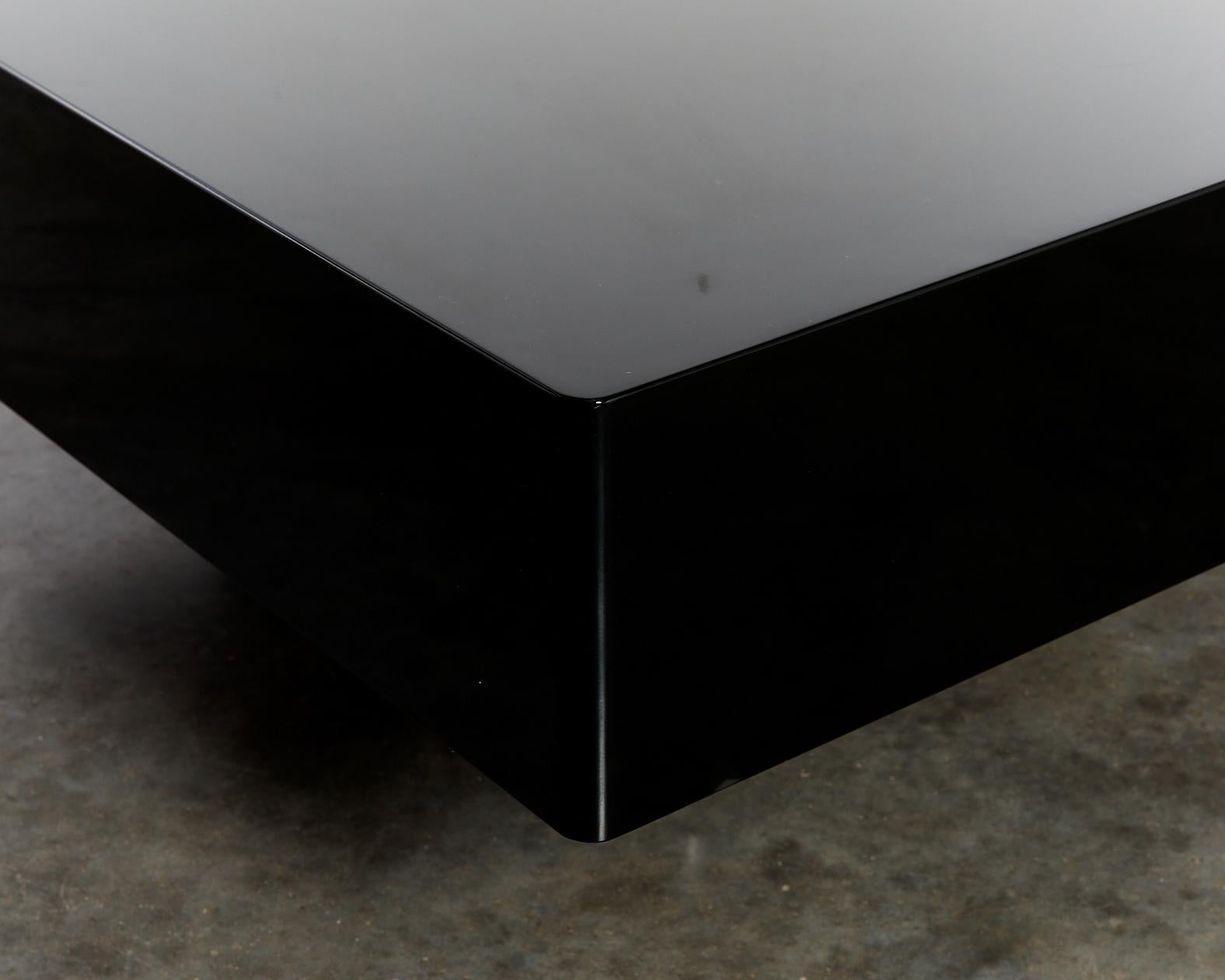 Classic curved pedestal coffee table in black Italian lacquer For Sale 4