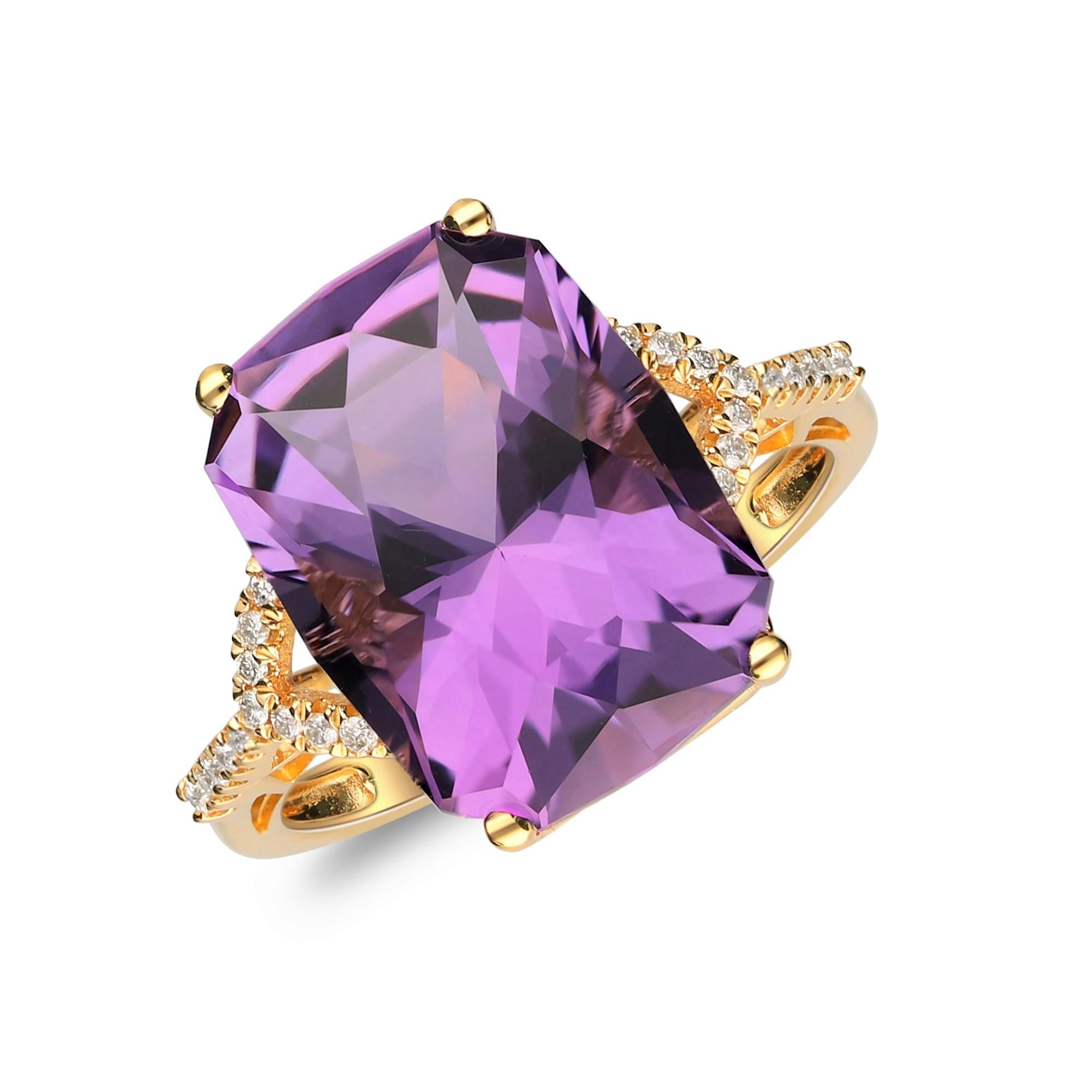 Classic Cushion-Cut Amethyst with Round Diamond Accents 14k Yellow Gold Ring In New Condition For Sale In New York, NY