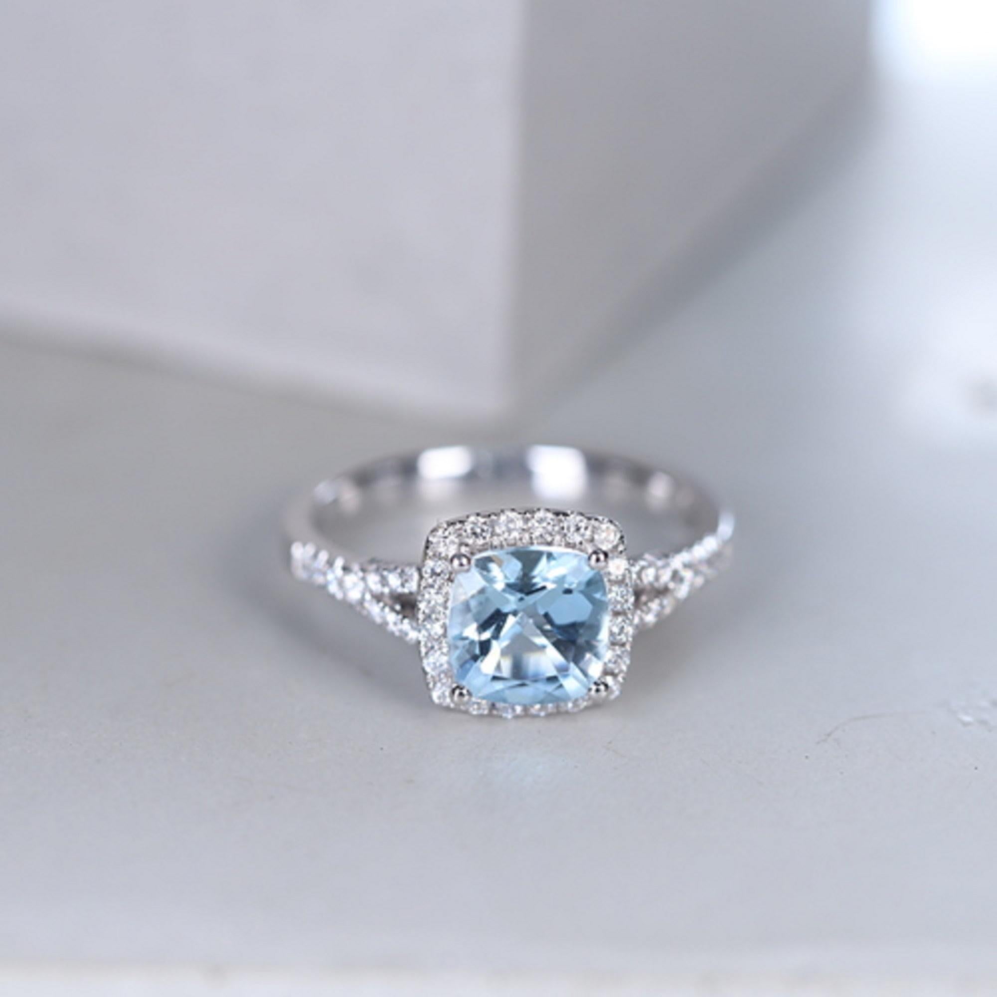 Klassischer Ring mit Aquamarin im Kissenschliff und weißem Diamanten im Rundschliff aus 14K Weißgold im Angebot
