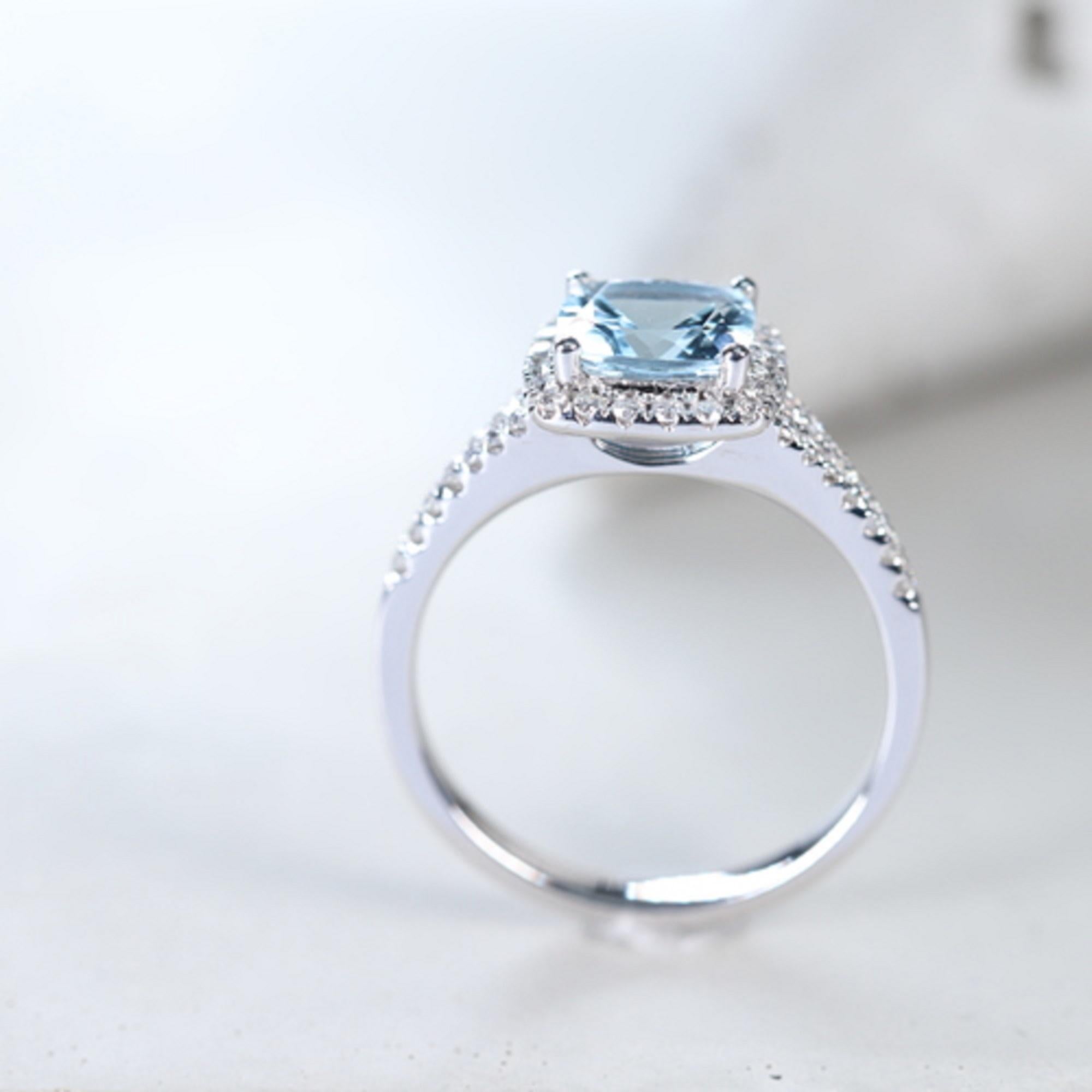 Klassischer Ring mit Aquamarin im Kissenschliff und weißem Diamanten im Rundschliff aus 14K Weißgold (Art déco) im Angebot