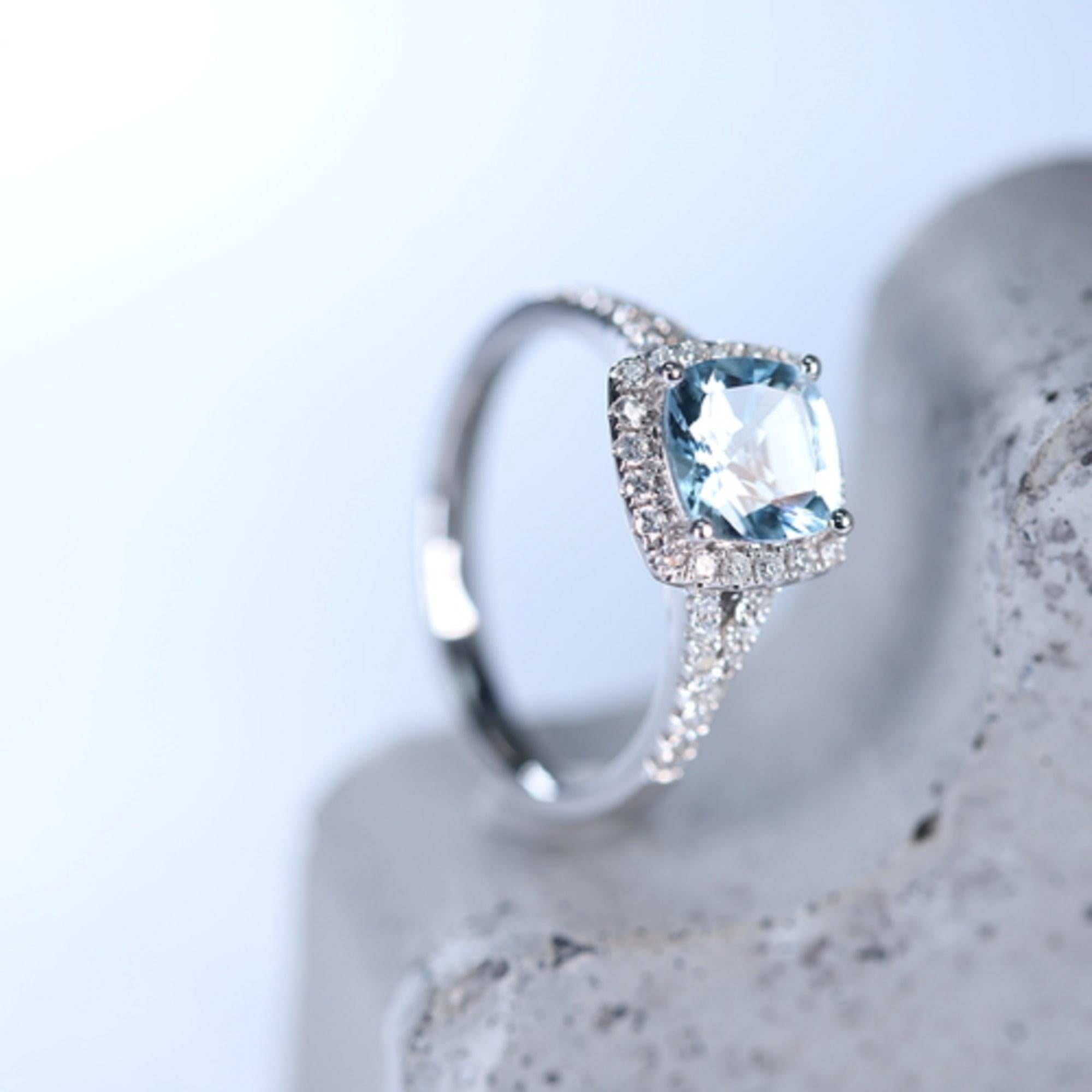Classic Cushion Cut Aquamarine and Round Cut White Diamond 14K White Gold Ring In New Condition For Sale In New York, NY