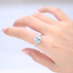 Anello classico con acquamarina taglio cuscino e diamante bianco taglio rotondo in oro bianco 14K